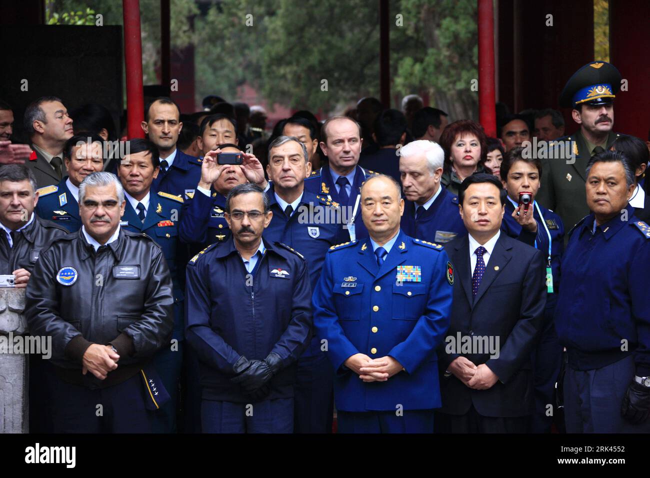 Bildnummer: 53587730  Datum: 09.11.2009  Copyright: imago/Xinhua (091109) -- QUFU, Nov. 9, 2009 (Xinhua) -- Chinese  Liberation Army Air Force Commander Xu Qiliang (3rd R, front) and foreign air force representatives pose for a group photo at the Confucius Temple in Qufu, east China s Shandong Province, Nov. 9, 2009. Air force representatives of 32 foreign countries, who have attended an international forum on peace and development marking the 60th anniversary of the founding of the Air Force of the Chinese  Liberation Army, on Monday visited Qufu, the birthplace of the great thinker and philo Stock Photo