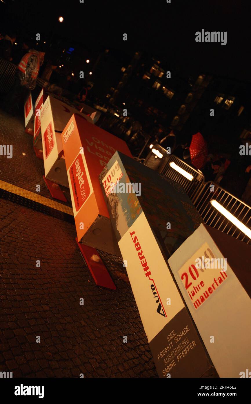 Bildnummer: 53588509  Datum: 09.11.2009  Copyright: imago/Xinhua  Painted dominos fall during an activity marking the 20th anniversary of the fall of the Berlin Wall in Berlin, capital of Germany, Nov. 9, 2009. (Xinhua) (hdt) (3)GERMANY-BERLIN-WALL-ANNIVERSARY PUBLICATIONxNOTxINxCHN 20 Jahre Mauerfall Fest der Freiheit Brandenburger Tor Festveranstaltung Festakt Jubiläum Mauer  kbdig xsk 2009 hoch o00 Domino Dominostein Dominosteine fallen    Bildnummer 53588509 Date 09 11 2009 Copyright Imago XINHUA Painted Dominoes Case during to Activity marking The 20th Anniversary of The Case of The Berli Stock Photo