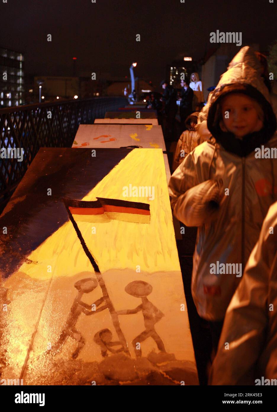 Bildnummer: 53588510  Datum: 09.11.2009  Copyright: imago/Xinhua  A child stands near the fallen dominos during an activity marking the 20th anniversary of the fall of the Berlin Wall in Berlin, capital of Germany, Nov. 9, 2009. (Xinhua) (hdt) (4)GERMANY-BERLIN-WALL-ANNIVERSARY PUBLICATIONxNOTxINxCHN 20 Jahre Mauerfall Fest der Freiheit Brandenburger Tor Festveranstaltung Festakt Jubiläum Mauer  kbdig xsk 2009 hoch o00 Domino Dominostein Dominosteine    Bildnummer 53588510 Date 09 11 2009 Copyright Imago XINHUA a Child stands Near The Fall Dominoes during to Activity marking The 20th Anniversa Stock Photo