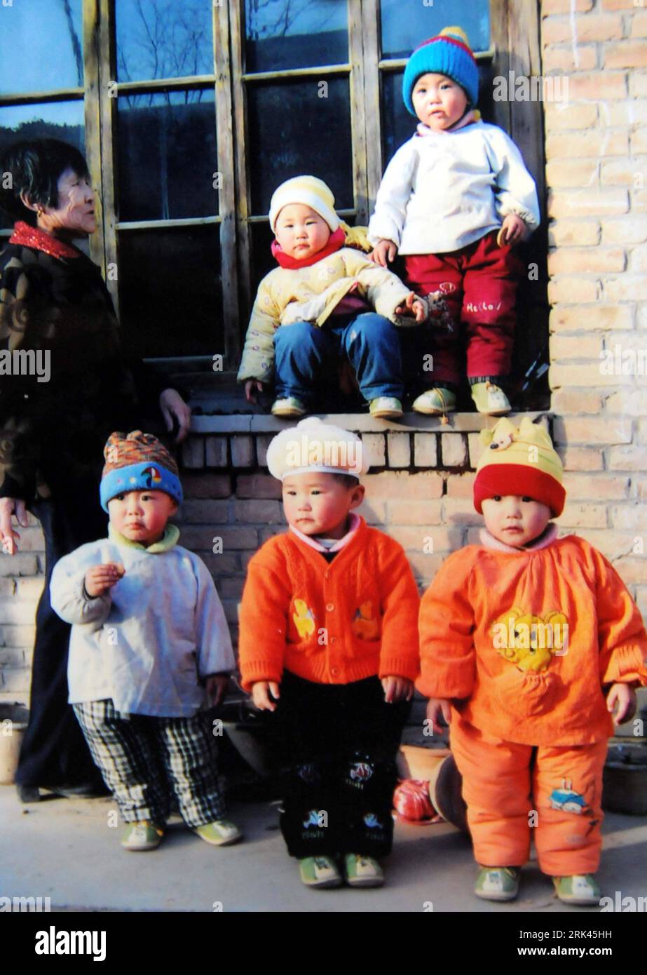 Bildnummer: 53588561  Datum: 30.10.2009  Copyright: imago/Xinhua  Photo taken on Oct. 30, 2009 shows a photo of quintuplets children of Jiao Baocun and his wife Wang Cuiying when they were young. Wang, from Zhenshang Village, four hours bus ride from Shijiazhuang, provincial capital of Hebei, became well-known nationwide for giving birth to five children, two boys and three girls, via Caesarean operation in one delivery at Beijing Maternity Hospital on March 4, 2002. A member of Buddhist Association of China gave names Fuqing, Fuli, Fuxin, Fusen and Fuyuan to the children. When the children we Stock Photo