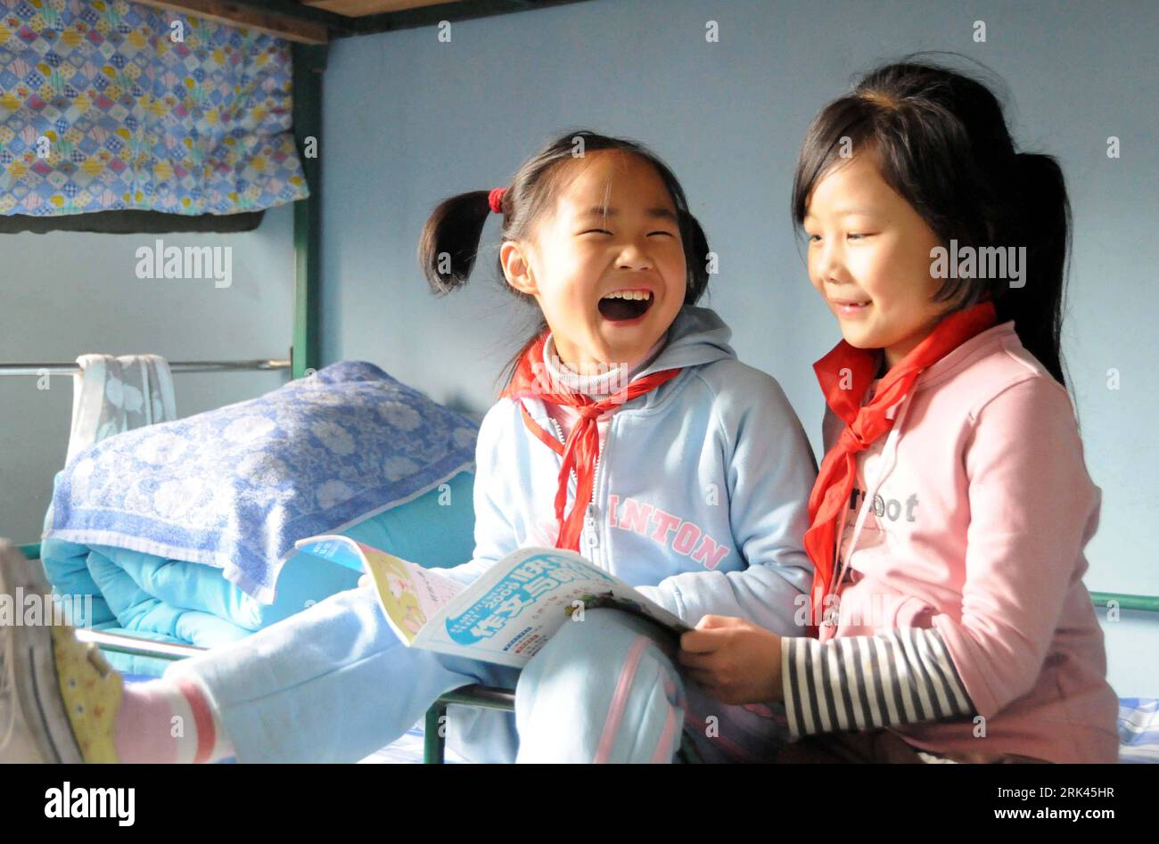 Bildnummer: 53588553  Datum: 29.10.2009  Copyright: imago/Xinhua  Fuqing (L), the eldest child of quintuplets children of Jiao Baocun and his wife Wang Cuiying, chats with her classmate in her dormitory at Experimental Primary School of Fengtai District in Beijing on Oct. 29, 2009. Wang, from Zhenshang Village, four hours bus ride from Shijiazhuang, provincial capital of Hebei, became well-known nationwide for giving birth to five children, two boys and three girls, via Caesarean operation in one delivery at Beijing Maternity Hospital on March 4, 2002. A member of Buddhist Association of China Stock Photo