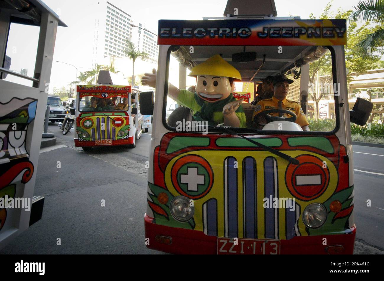 Bildnummer: 53590465  Datum: 10.11.2009  Copyright: imago/Xinhua (091110) -- MANILA, Nov. 10, 2009 (Xinhua) -- Electric Jeepneys plies in Makati District of Manila, capital of the Philippines, Nov. 10, 2009. Passengers received Tuesday a free ride that financed by the city government as part of a campaign to reduce its greenhouse emissions. (Xinhua/Luis Liwanag) (lyi) (3)PHILIPPINES-MANILA-ELECTRIC JEEPNEYS PUBLICATIONxNOTxINxCHN Jeepney Elektroauto Auto Transport Elektroantrieb Umweltschutz Philippinen Klimaschutz premiumd kbdig xng 2009 quer o0 Objekte    Bildnummer 53590465 Date 10 11 2009 Stock Photo