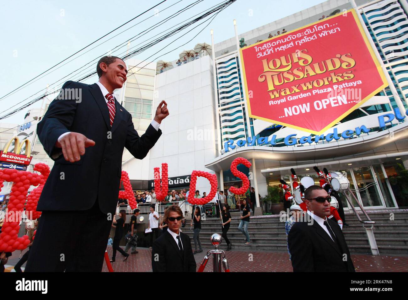Bildnummer: 53598368  Datum: 13.11.2009  Copyright: imago/Xinhua (091114) -- PATTAYA, Nov. 14, 2009 (Xinhua) -- Lifesize wax figure of U.S. President Barack Obama can be seen outside the Louis Tussaud s Waxworks royal garden Plaza in Pattaya of Thailand, on Nov. 13, 2009. Some 68 figures of personages will displayed in the first waxworks museum in Pattaya which was formally inaugurated on Friday. (Xinhua/Zhu Li) (jl) (2)THAILAND-TOURISM-WAX WORKS PALACE PUBLICATIONxNOTxINxCHN kbdig xmk 2009 quer o0 Wachsfigur, Wachsfigurenmuseum    Bildnummer 53598368 Date 13 11 2009 Copyright Imago XINHUA  Pa Stock Photo