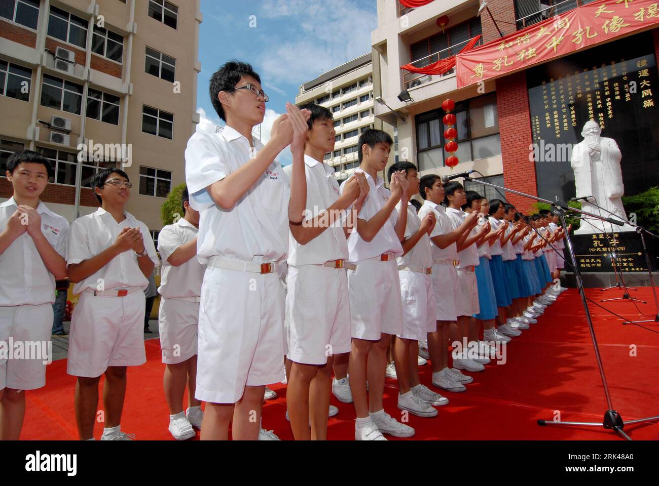 Bildnummer: 53599468  Datum: 15.11.2009  Copyright: imago/Xinhua (091115) -- KUALA LUMPUR, Nov. 15, 2009 (Xinhua) -- Students recite Lunyu (or Analects of Confucius) by ancient educator and thinker Confucius (551 BC-479 BC) during the unveiling ceremony for the statue of Confucius at Confucian Provate Secondary School in Kuala Lumpur, Malaysia, Nov. 15, 2009. The school held the ceremony on the occasion of the celebration of 103rd anniversary for its founding. (Xinhua/Chong Voon Chung) (hdt) (2)MALAYSIA-KUALA LUMPUR-SECONDARY SCHOOL-STATUE OF CONFUCIUS PUBLICATIONxNOTxINxCHN Gesellschaft Schul Stock Photo