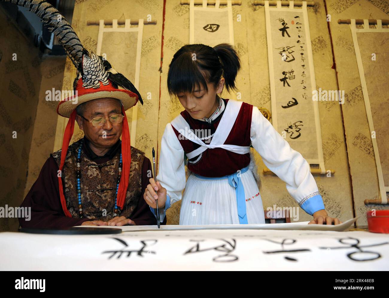 Bildnummer: 53599800 Datum: 26.10.2009 Copyright: imago/Xinhua (091115) --  LIJIANG, Nov. 15, 2009 (Xinhua) -- He Siqi learns to write characters of  the language of the Naxi ethnic group in Lijiang City, southwest