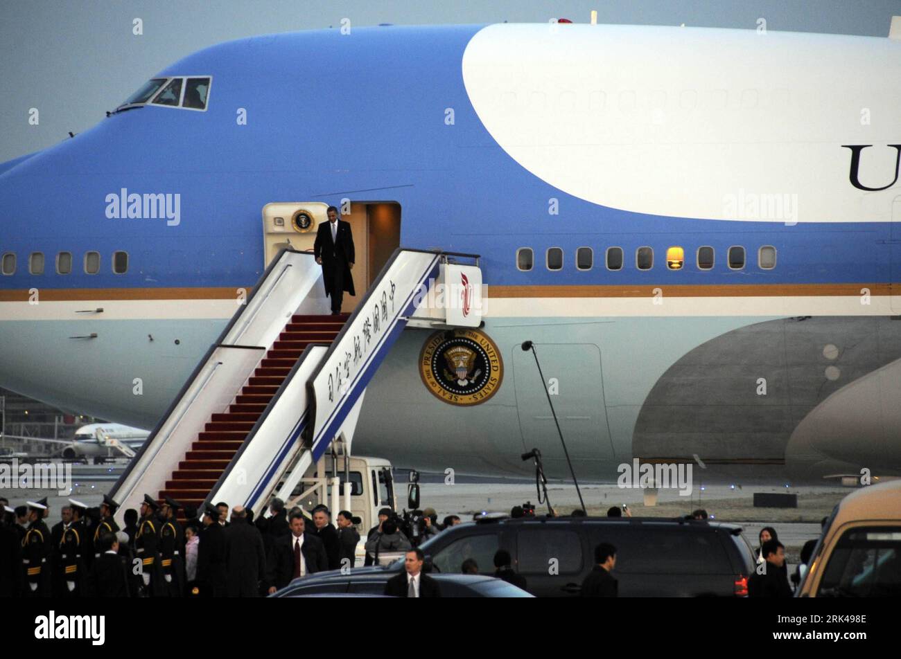 Bildnummer: 53601415  Datum: 16.11.2009  Copyright: imago/Xinhua (091116) -- BEIJING, Nov. 16, 2009 (Xinhua) -- U.S. President Barack Obama arrives at the airport in Beijing, capital of China, on Nov. 16, 2009. Obama arrived here Monday afternoon to continue his four-day state visit to China. (Xinhua/Zhang Duo) (nxl) (3)CHINA-BEIJING-OBAMA-ARRIVAL PUBLICATIONxNOTxINxCHN People Politik kbdig xsk 2009 quer  o00 Boeing 747 / Air Force One     53601415 Date 16 11 2009 Copyright Imago XINHUA  Beijing Nov 16 2009 XINHUA U S President Barack Obama arrives AT The Airport in Beijing Capital of China ON Stock Photo