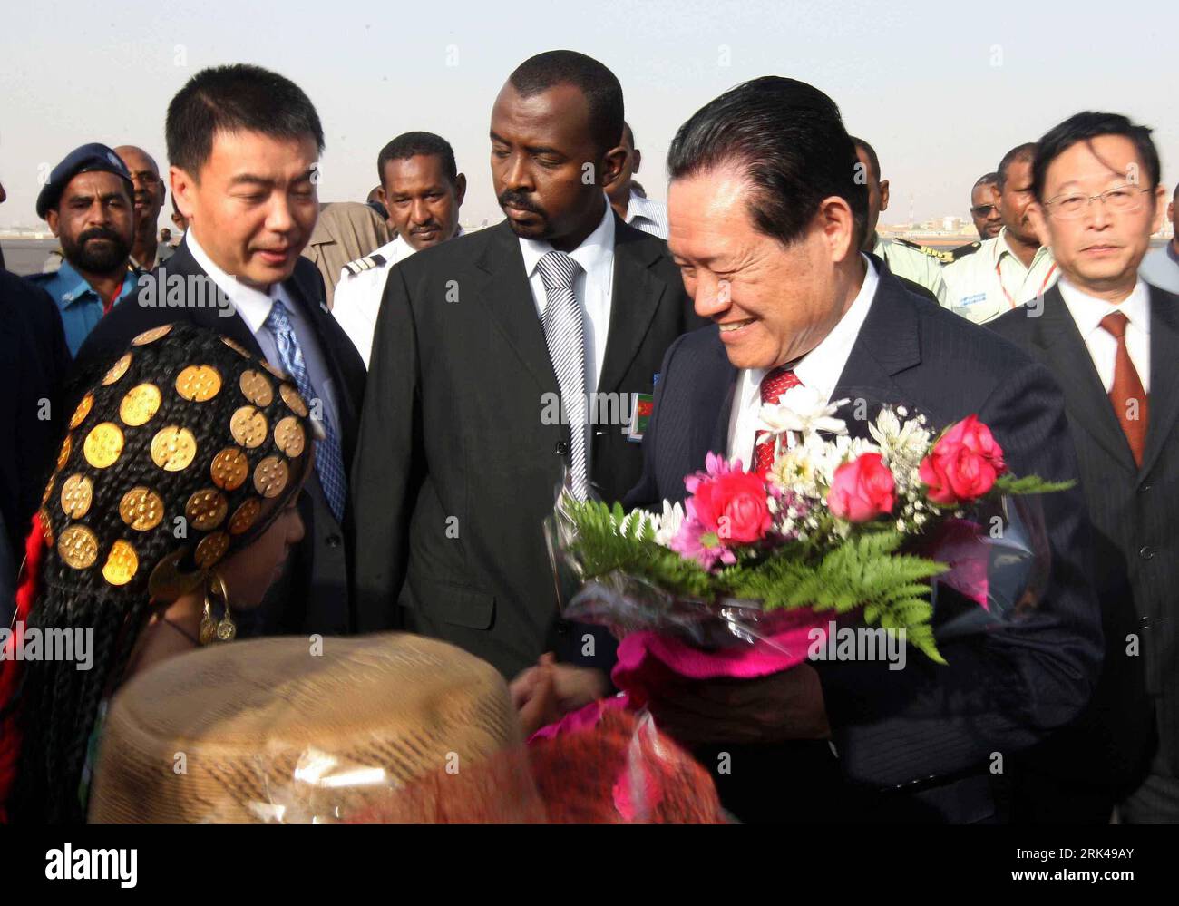 Bildnummer: 53602128  Datum: 16.11.2009  Copyright: imago/Xinhua Zhou Yongkang (R Front), a member of the Standing Committee of the Political Bureau of the Central Committee of the Communist Party of China, arrives at the international airport in Khartoum for a three-day official goodwill visit to Sudan on Nov. 16, 2009. (Xinhua/Liu Weibing) SUDAN-CHINA-ZHOU YONGKANG-ARRIVAL PUBLICATIONxNOTxINxCHN People Politik kbdig xkg 2009 quer    Bildnummer 53602128 Date 16 11 2009 Copyright Imago XINHUA Zhou Yong Kang r Front a member of The thing Committee of The Political Bureau of The Central Committe Stock Photo