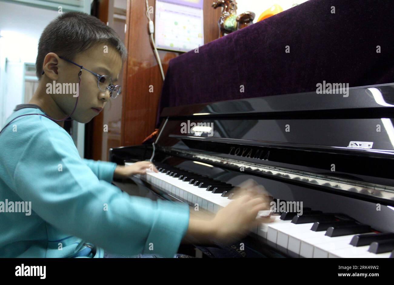 Bildnummer: 53602468  Datum: 16.10.2009  Copyright: imago/Xinhua (091117) -- TIANJIN, Nov. 17, 2009 (Xinhua) -- Zhang Zheng en plays his own composing tunes fluently on Oct. 21, 2009. His piano teacher thought he was gifted but he didn t like to play the original tunes which led to his giveup halfway. Seven-year-old Zhang Zheng en is a grade-two pupil at Kunminglu School in north China s Tianjin Municipality. Before he was 2-year-old, Zhang s parents began to teach him to learn the Chinese characters. Gradually, he could read by himself and the boundless range of books including Astronomy, Geo Stock Photo