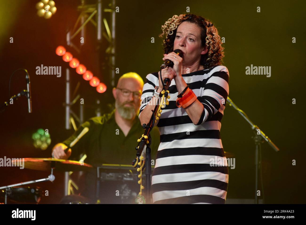 Singing live on stage hi-res stock photography and images - Alamy