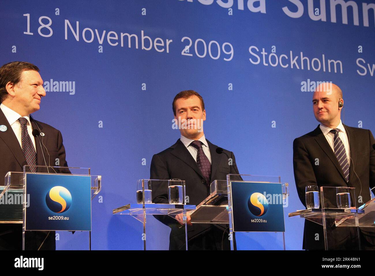 Bildnummer: 53610043  Datum: 18.11.2009  Copyright: imago/Xinhua (091118) -- STOCKHOLM, Nov. 18, 2009 (Xinhua) -- European Commison President Jose Manuel Barroso (L), Russian President Dmitry Medvedev (C) and Swedish Prime Minister Fredrick Reinfeldt attend a news conference after a one-day EU-Russia summit in Stockholm, capital of Sweden, Nov. 18, 2009. EU-Russian cooperation in climate and energy fields will be further intensified, the leaders from the EU and Russia said after the summit on Wednesday. (Xinhua/Wu Ping) (3)SWEDEN-EU-RUSSIA SUMMIT PUBLICATIONxNOTxINxCHN People Politik Russland Stock Photo