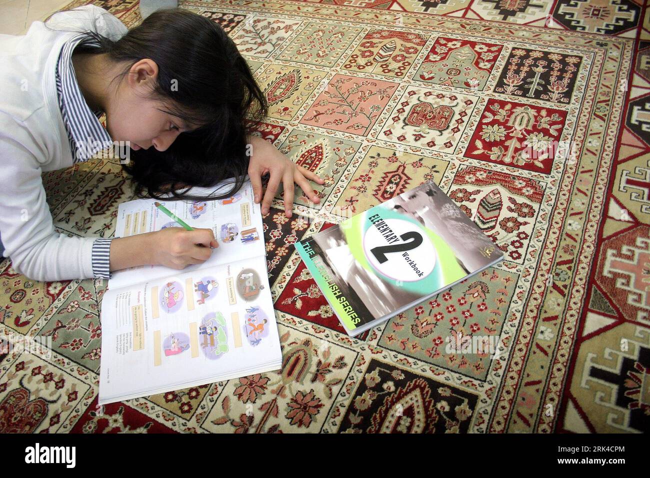 Bildnummer: 53612761  Datum: 19.11.2009  Copyright: imago/Xinhua (091120) -- TEHERAN, Nov. 20, 2009 (Xinhua) -- Rasa forouzan, a 12-year-old Iranian girl, does her homework on a traditional Persian carpet, in Teheran, capital of Iran, Nov. 19, 2009. (Xinhua/Ahmad Halabisaz) (lyi) (UNIVERSAL CHILDREN S DAY)(5)IRAN-TEHERAN-GIRL-DAILY LIFE PUBLICATIONxNOTxINxCHN Gesellschaft Kind Kinder Fotostory Homestory kbdig xkg 2009 quer o0 Schule, Bildung, Hausaufgaben    Bildnummer 53612761 Date 19 11 2009 Copyright Imago XINHUA  Tehran Nov 20 2009 XINHUA Rasa  a 12 Year Old Iranian Girl does her homework Stock Photo