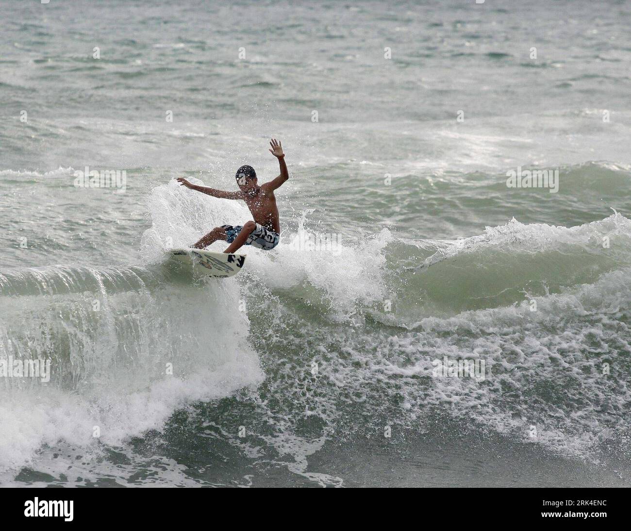 Bildnummer: 53620086  Datum: 05.11.2009  Copyright: imago/Xinhua (091120) -- SAN JOSE, Nov. 20, 2009 (Xinhua) -- Leonardo Calvo Arrieta goes surfing in Puntarenas, Costa Rica, on Nov. 5, 2009. Bordered by the Pacific Ocean to the west and the Caribbean Sea to the east, the Central American country of Costa Rica is a heaven for surfing fans from all over the world and also a cradle for many surfing master-hands. Leonardo Calvo Arrieta is one of them. Though he is only 12, Leonardo has won the national champion of his age. Leonardo s parents found his surfing talent at the age of 6 and then bega Stock Photo