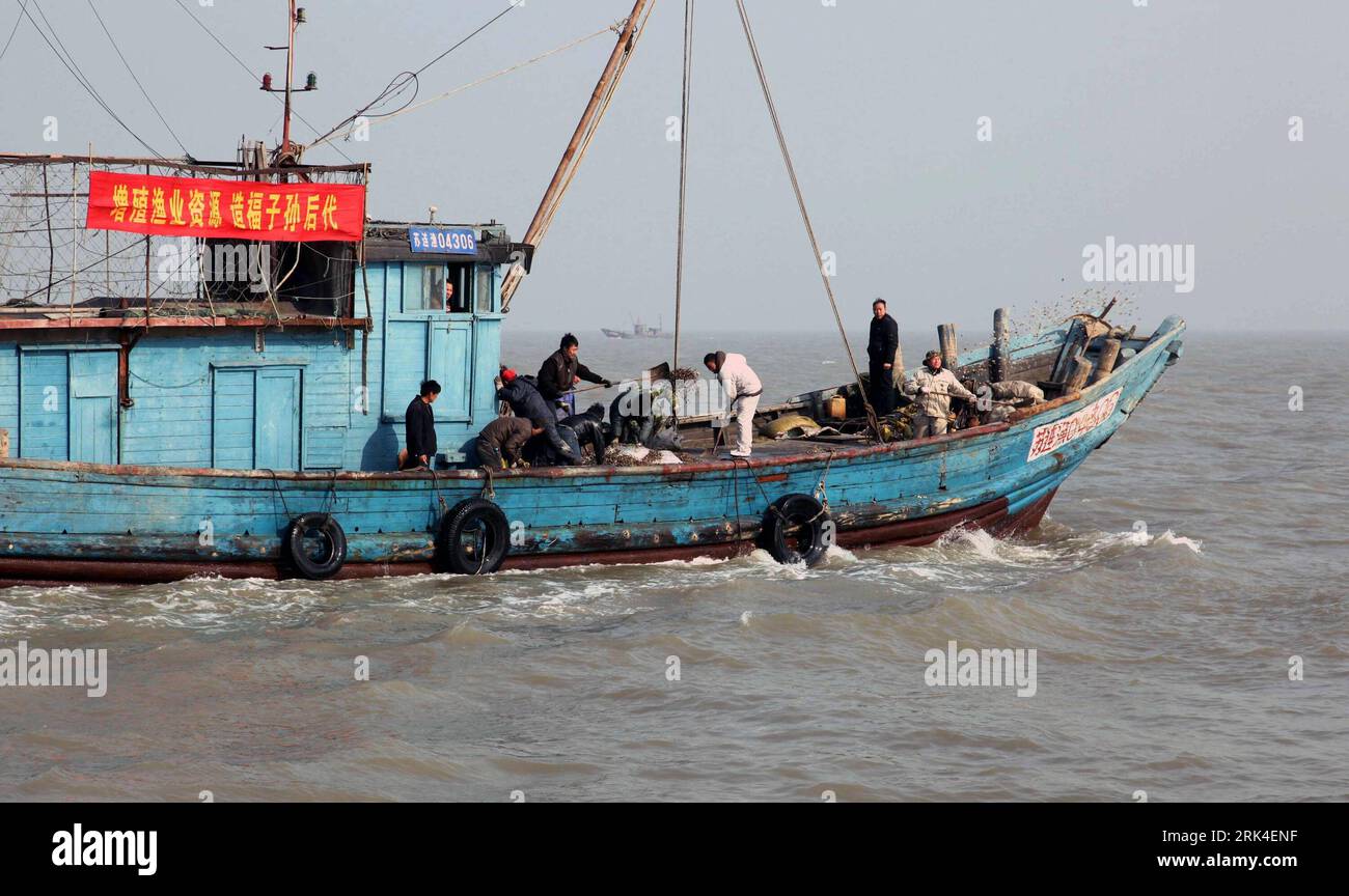 Bildnummer: 53620448  Datum: 22.11.2009  Copyright: imago/Xinhua (091123) -- LIANYUNGANG, Nov. 23, 2009 (Xinhua) -- Staff workers on vessel discharge the seashell animals into the sea during an activity of marine shell animals propagation through releasing into the sea, at the Haizhoubay Fishery Ground in Lianyungang, east China s Jiangsu Province, Nov. 22, 2009. A total of 42.8 tons of cash seashell, among them short necked clam, Cyclina Sinesis Gmelin, Mercenaria Linnaeus, and scapharca subcrenata, are released into the sea for natural reproduction in this winter which is billed as being con Stock Photo