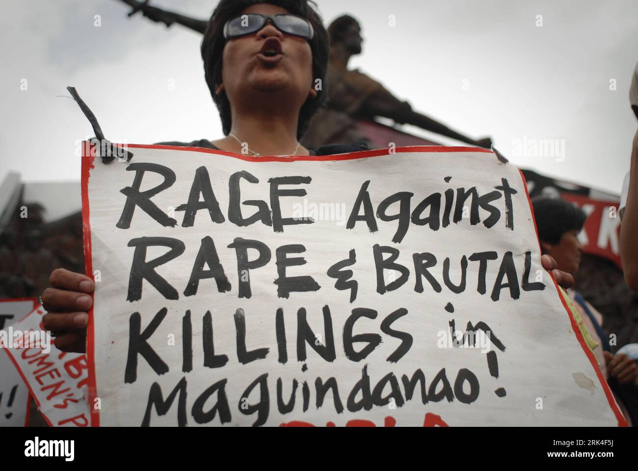 Bildnummer: 53624428  Datum: 24.11.2009  Copyright: imago/Xinhua (091124) -- MANILA, Nov. 24, 2009 (Xinhua) -- A student attends a rally to mourn over the victims of the massacre, in Manila, capital of the Philippines, Nov. 24 2009. Philippine President Gloria Macapagal-Arroyo on Nov. 24 placed three provinces in southern Mindanao region under the state of emergency following Monday s bloody political massacre that left at least 36 killed. (Xinhua/Jon Fabrigar) (lyi) (5)PHILIPPINES-MANILA-MASSACRE-RALLY PUBLICATIONxNOTxINxCHN Politik Massaker Philippinen Kbdig xdp 2009 quer    Bildnummer 53624 Stock Photo