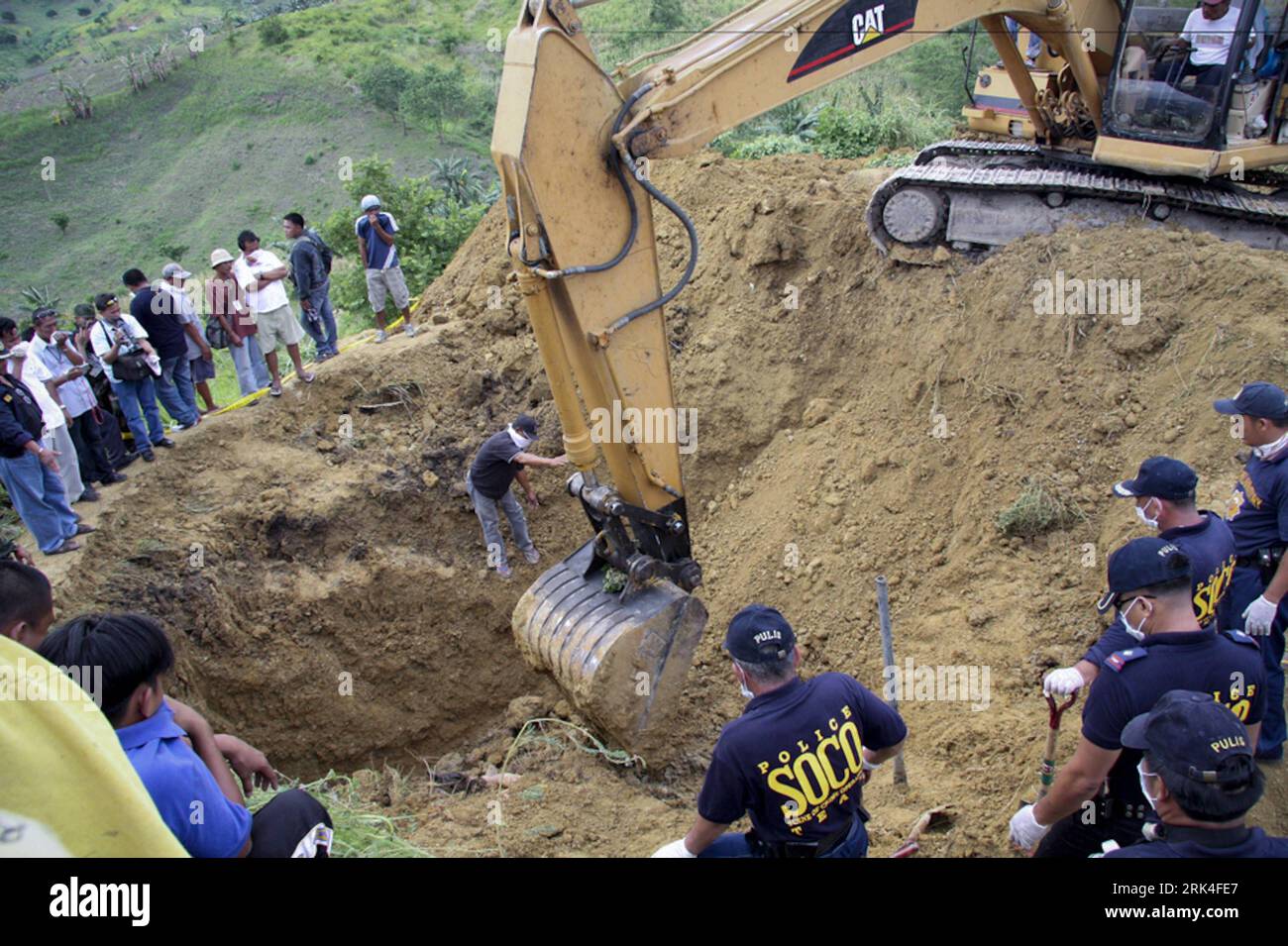 Bildnummer: 53625889  Datum: 24.11.2009  Copyright: imago/Xinhua (091125) -- MANILA, Nov. 25, 2009 (Xinhua) -- A bulldozer works to recover the bodies of victims at the scene of a massacre of a political clan in the southern township of Ampatuan in Maguindanao, the Philippines, Nov. 24, 2009. The province of Maguindanao has been placed under a state of emergency after some 46 were killed on 23 November in the worst-ever election related violence in the country. (Xinhua/Stringer) (2)PHILIPPINES-MAGUINDANAO-MASSACRE PUBLICATIONxNOTxINxCHN Massaker Philippinen Gesellschaft Kriminalität Politik kb Stock Photo