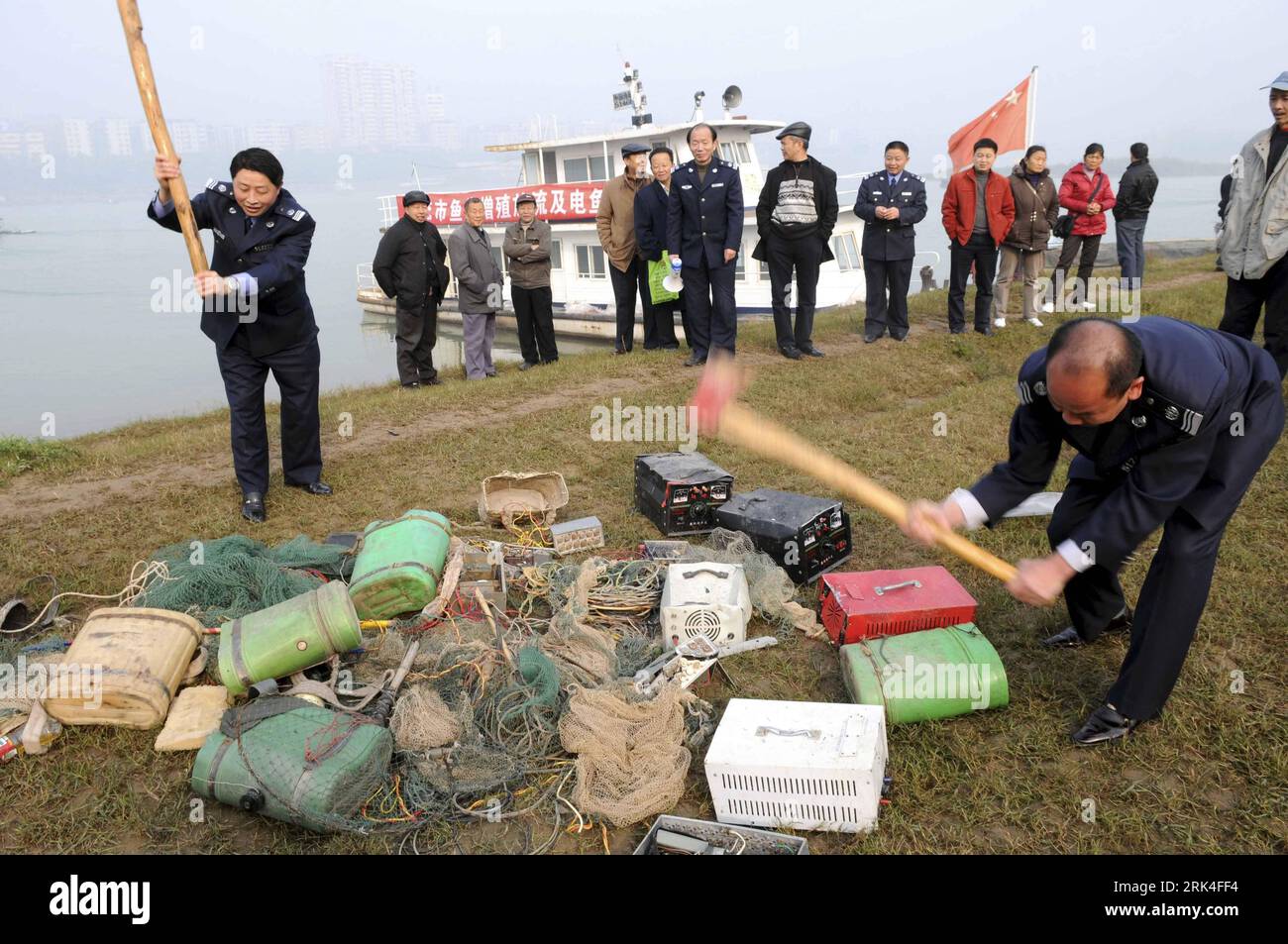 Bildnummer: 53625883  Datum: 24.11.2009  Copyright: imago/Xinhua (091125) -- NANCHONG, Nov. 25, 2009 (Xinhua) -- Staff workers with local fishery administration scrunch the illicit fishery tools, in an ancillary action of the overall releasing of well over 2 million various species of fishes fries into the Jialingjiang River for natural aquatic propagation, at Nanchong City, southwest China s Sichuan Province, Nov. 24, 2009. A large number of electric apparatus and tools for halieutics are confiscated and destroyed. (Xinhua/Cheng Chaosheng) (px) (3)CHINA-SICHUAN-JIALINGJIANG RIVER-FISH FRIES R Stock Photo
