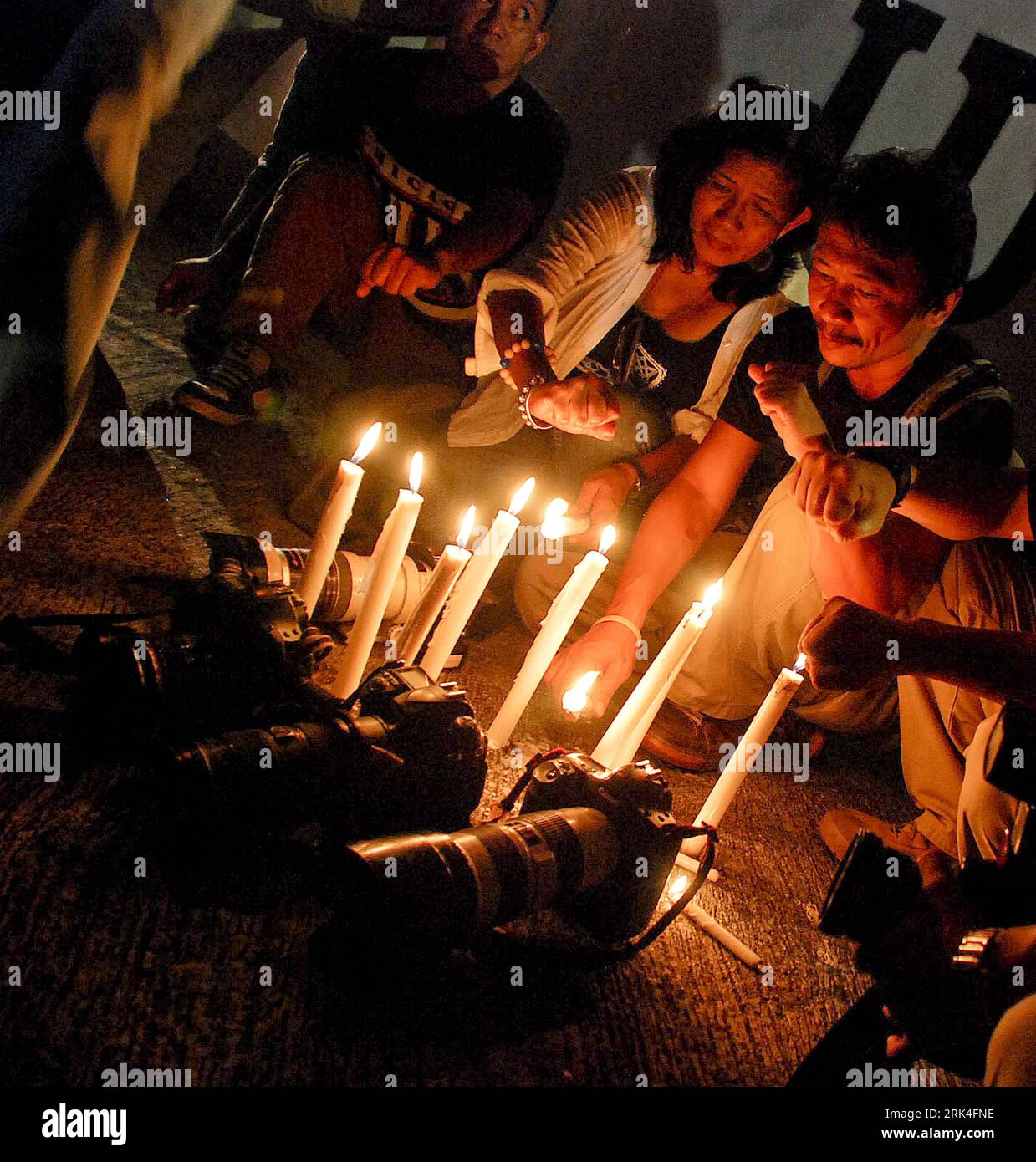 Bildnummer: 53626478  Datum: 24.11.2009  Copyright: imago/Xinhua (091125) -- MANILA, Nov. 25, 2009 (Xinhua) -- Journalists hold a candlelight indignation rally after a stunning massacre of journalists, civilians and relatives of politicians happened in Maguindanao of the southern Philippines, in Manila, Nov. 24, 2009. The death toll in the stunning massacre of journalists, civilians and relatives of politicians three days ago in the volatile southern Philippines stood at more than 50, police said on Wednesday. (Xinhua/Jonas Sulit) (zx) (1)THE PHILIPPINES-MASSACRE-JOURNALISTS-RALLY PUBLICATIONx Stock Photo