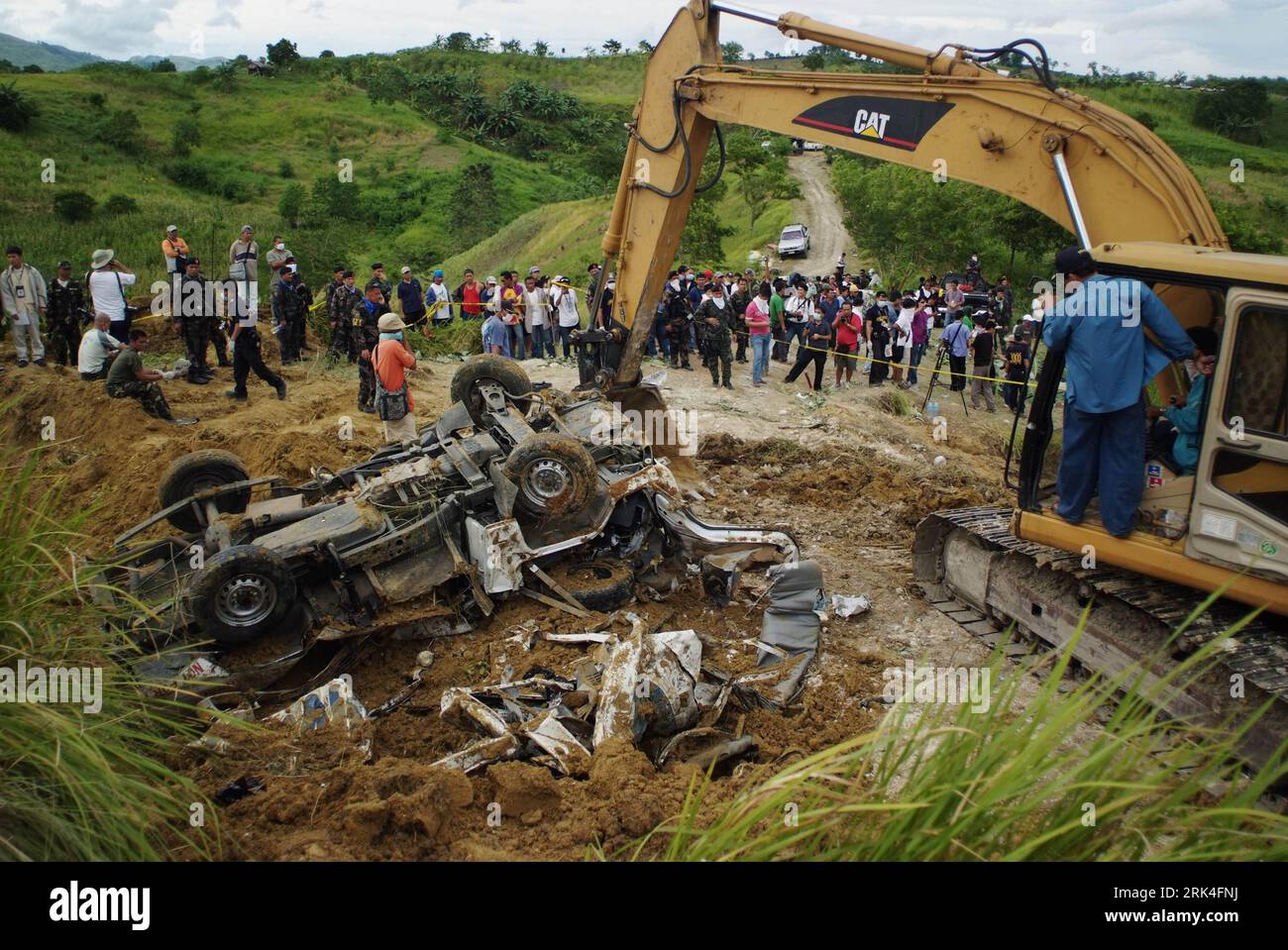 Bildnummer: 53626475  Datum: 25.11.2009  Copyright: imago/Xinhua (091125) -- MANILA, Nov. 25, 2009 (Xinhua) -- A vehicle allegedly used to transport bodies of massacre victims to the mass burial site is unearthed in Ampatuan town, Maguindanao, southern Philippines, on Nov. 25, 2009. At least 57 were killed in the stunning massacre of journalists, civilians and relatives of politicians in the volatile southern Philippines as more bodies were unearthed from a mass grave, military and police officials said. (Xinhua/Jes Aznar) (lyi) PHILIPPINES-MAGUINDANAO-MASSACRE-VEHICLE PUBLICATIONxNOTxINxCHN P Stock Photo