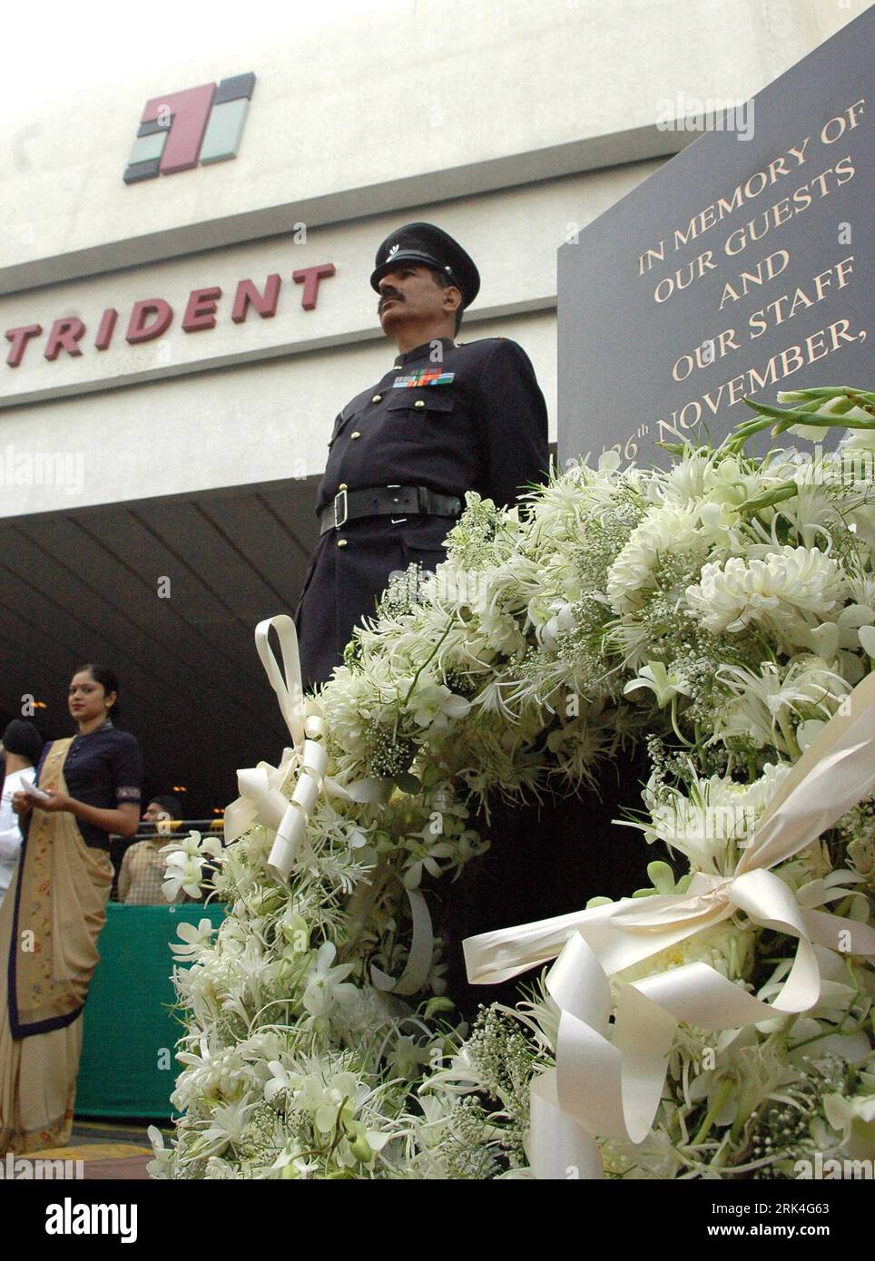 Bildnummer: 53628526  Datum: 26.11.2009  Copyright: imago/Xinhua (091126) -- MUMBAI, Nov. 26, 2009 (Xinhua) -- Wreaths to honor victims are seen in front of Oberoi Trident hotel, one of the sites of last year s terror attacks, in Mumbai city of India, Nov. 26, 2009. India marked the first anniversary of the 2008 terrorist attacks on Mumbai on Thursday. (Xinhua) (zcq) (4)INDIA-MUMBAI-VICTIMS-ANNIVERSARY PUBLICATIONxNOTxINxCHN Trauer Gedenken Opfer Mumbai Jahrestag kbdig xcb 2009 hoch o0 Kranzniederlegung Kranz    Bildnummer 53628526 Date 26 11 2009 Copyright Imago XINHUA  Mumbai Nov 26 2009 XIN Stock Photo