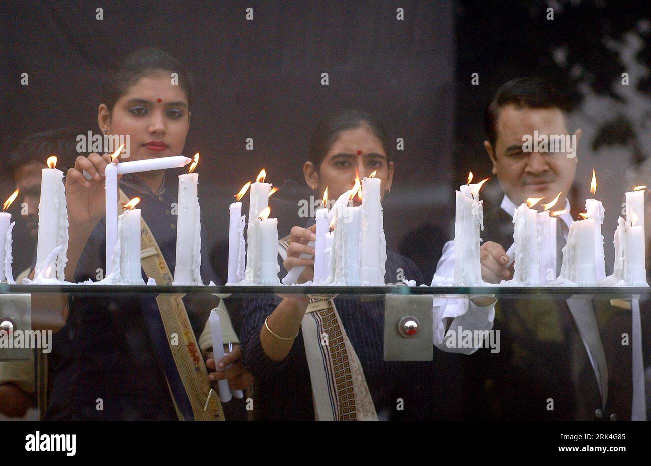 Bildnummer: 53628522  Datum: 26.11.2009  Copyright: imago/Xinhua (091126) -- MUMBAI, Nov. 26, 2009 (Xinhua) -- Staff members of Oberoi Trident hotel light candles to honor victims in front of Oberoi Trident hotel, one of the sites of last year s terror attacks, in Mumbai city of India, Nov. 26, 2009. India marked the first anniversary of the 2008 terrorist attacks on Mumbai on Thursday. (Xinhua) (zcq) (2)INDIA-MUMBAI-VICTIMS-ANNIVERSARY PUBLICATIONxNOTxINxCHN Trauer Gedenken Opfer Mumbai Jahrestag kbdig xcb 2009 quer o0 Kerze    Bildnummer 53628522 Date 26 11 2009 Copyright Imago XINHUA  Mumba Stock Photo