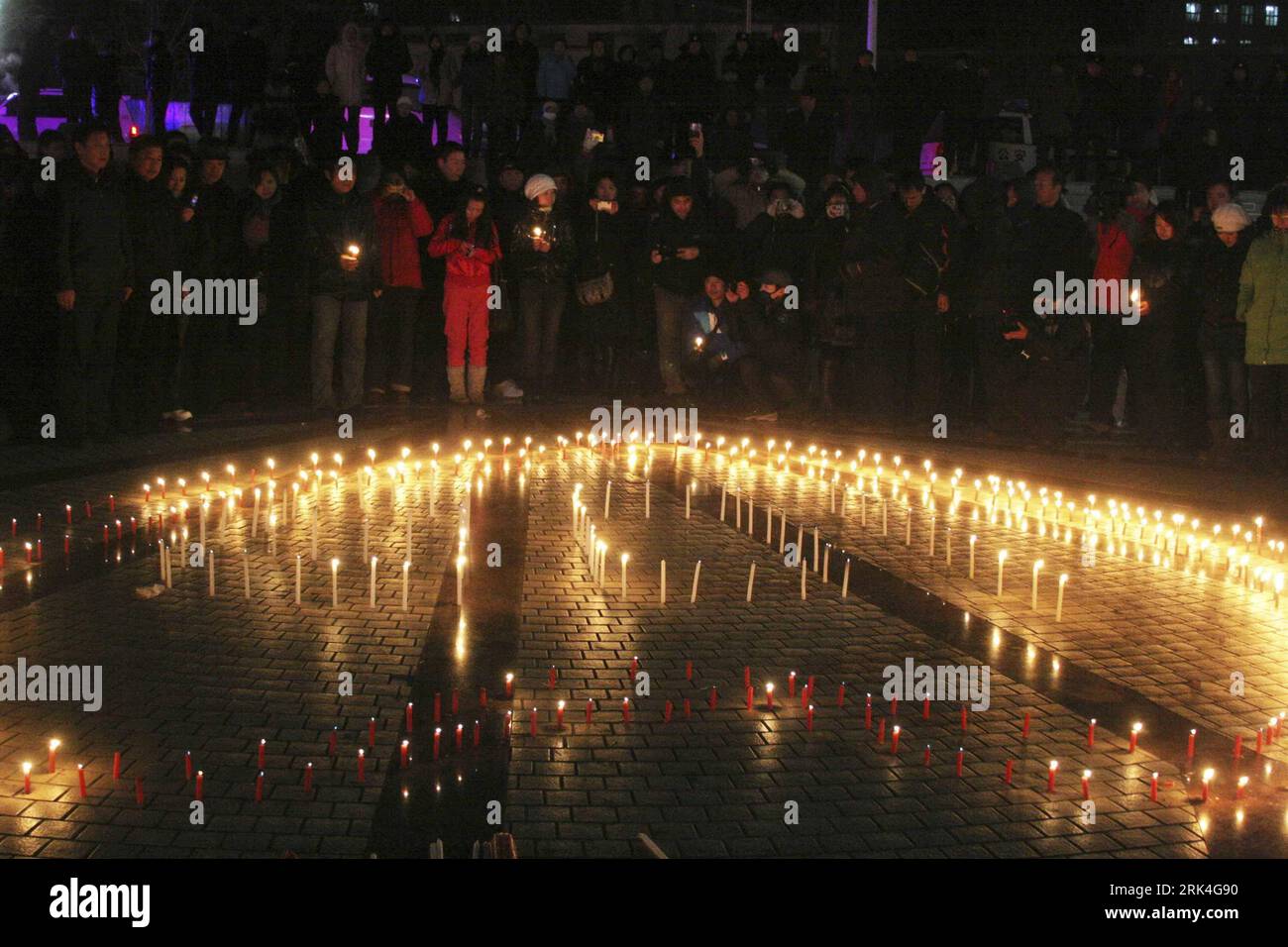 Bildnummer: 53628519  Datum: 25.11.2009  Copyright: imago/Xinhua (091126) -- HEGANG, Nov. 26, 2009 (Xinhua) -- pray for the dead miners of a coal mine accident at the Zhenxing Square in Hegang City, northeast China s Heilongjiang Province, Nov. 25, 2009. Hundreds of gathered at the square to mourn for the miners dead in the accident occurring in the Xinxing Coal Mine on Nov. 21. An explosion in the mine caused 92 miners dead and 16 others still missing. (Xinhua/Bai Changhai) (zgp) CHINA-HEILONGJIANG-COAL MINE ACCIDENT-MOURNING (CN) PUBLICATIONxNOTxINxCHN Trauer Gedenken Minenunfall Minenunglüc Stock Photo