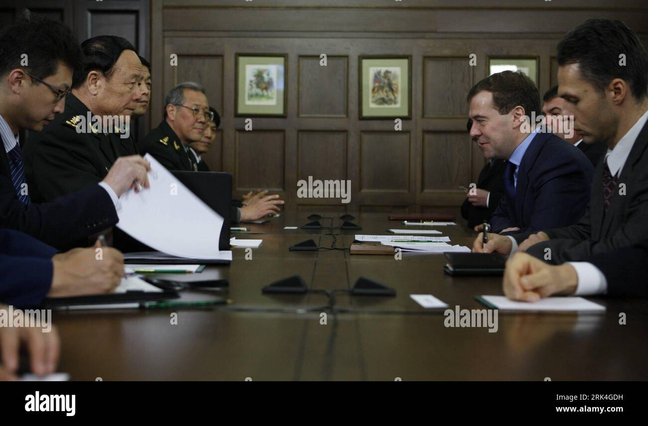 Bildnummer: 53629349  Datum: 26.11.2009  Copyright: imago/Xinhua (091126) -- MOSCOW, Nov. 26, 2009 (Xinhua) -- Russian President Dmitry Medvedev (2nd R) meets with Vice Chairman of China s Central Military Commission Guo Boxiong (2nd L) in Moscow, capital of Russia, Nov. 26, 2009. (Xinhua/Lu Jinbo) (gxr) RUSSIA-MEDVEDEV-CHINA-GUO BOXIONG-MEETING PUBLICATIONxNOTxINxCHN People Politik kbdig xdp 2009 quer     Bildnummer 53629349 Date 26 11 2009 Copyright Imago XINHUA  Moscow Nov 26 2009 XINHUA Russian President Dmitry Medvedev 2nd r Meets With Vice Chairman of China S Central Military Commission Stock Photo