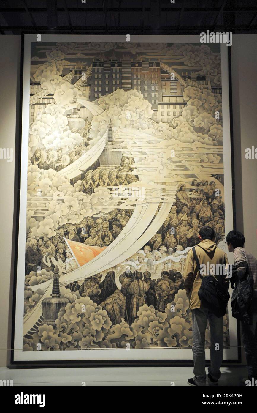 Bildnummer: 53630983  Datum: 26.11.2009  Copyright: imago/Xinhua (091127) -- HANGZHOU, Nov. 27, 2009 (Xinhua) -- Two visitors look at the super traditional Chinese brush painting of Propitious Clouds -- Liberation of Tibet, exhibited at the Art Paintings Show on Subject Theme of Historical Significance, jointly-organized by the Publicity Department of the CPC Central Committee, the Ministry of Culture and the Ministry of Finance, at the Zhejiang Provincial Art Gallery, in Hangzhou, east China s Zhejiang Province, Nov. 26, 2009. Some 100 pieces of artistic paintings by contemporary Chinese pain Stock Photo