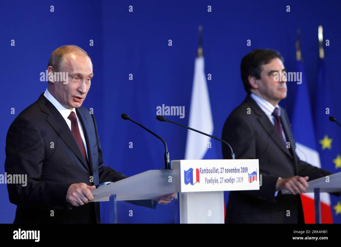 Bildnummer: 53632056  Datum: 27.11.2009  Copyright: imago/Xinhua (091128) -- PARIS, Nov. 28, 2009 (Xinhua) -- Russian Prime Minister Vladimir Putin (L) and France s Prime Minister Francois Fillon attend a press conference in Rambouillet castle, France, Nov. 27, 2009. Francois Fillon and Vladimir Putin presented the 14th session of France- Russia intergovernment seminar in Rambouillet Chateau in southwest suburb of Paris. (Xinhua/Zhang Yuwei) (6)FRNACE-PARIS-RUSSIA-SEMINAR PUBLICATIONxNOTxINxCHN Rambouillet People Politik Wirtschaft Russland Frankreich PK Pressetermin Treffen kbdig xub 2009 que Stock Photo