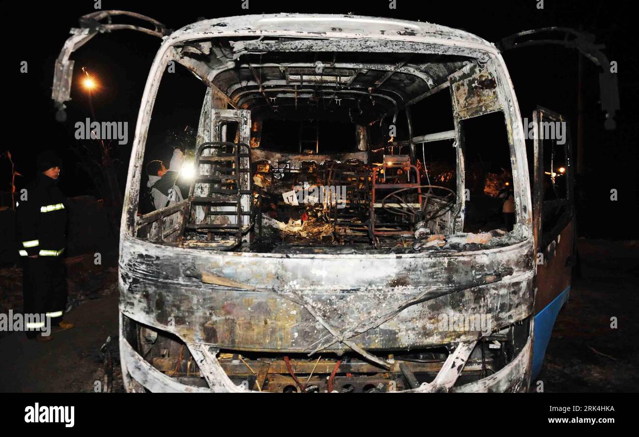Bildnummer: 53632766  Datum: 28.11.2009  Copyright: imago/Xinhua (091129) -- ZHAOYUAN (HEILONGJIANG), Nov. 29, 2009 (Xinhua) -- inspect a burnt-out passenger bus in Zhaoyuan, northeast China s Heilongjiang Province, Nov. 28, 2009. The passenger bus caught fire at around 14:40 on Saturday and 10 passengers were killed in the accident. Initial investigation showed that the bus caught fire by itself. (Xinhua/Wang Jianwei) (zhs) (3)CHINA-HEILONGJIANG-ACCIDENT-BUS-BURNT (CN) PUBLICATIONxNOTxINxCHN Busunglück ausgebrannt Kbdig xdp 2009 quer o0 Wrack, Buswrack o00 Objekte    Bildnummer 53632766 Date Stock Photo