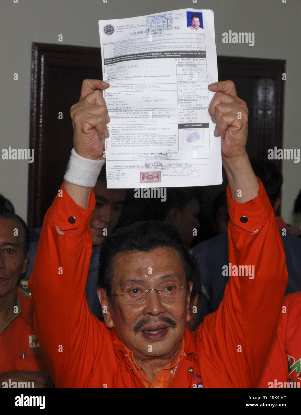 (091130) -- MANILA, Nov. 30, 2009 (Xinhua) -- Former Philippine President Joseph Estrada shows off his presidential candidacy certificate for the 2010 presidential race at the Commission on Elections head office in Intramuros of Manila, Nov. 30, 2009. Estrada, 72, was ousted from the presidency by a military-backed mass uprising after convicted of large-scale corruption in 2007. He vowed that there would be no repeat of last week s political massacre if he would be president of the Philippines again.(Xinhua/Jon Fabrigar) (ypf) (1)PHILIPPINES-VOTE-ESTRADA PUBLICATIONxNOTxINxCHN   091130 Manila Stock Photo