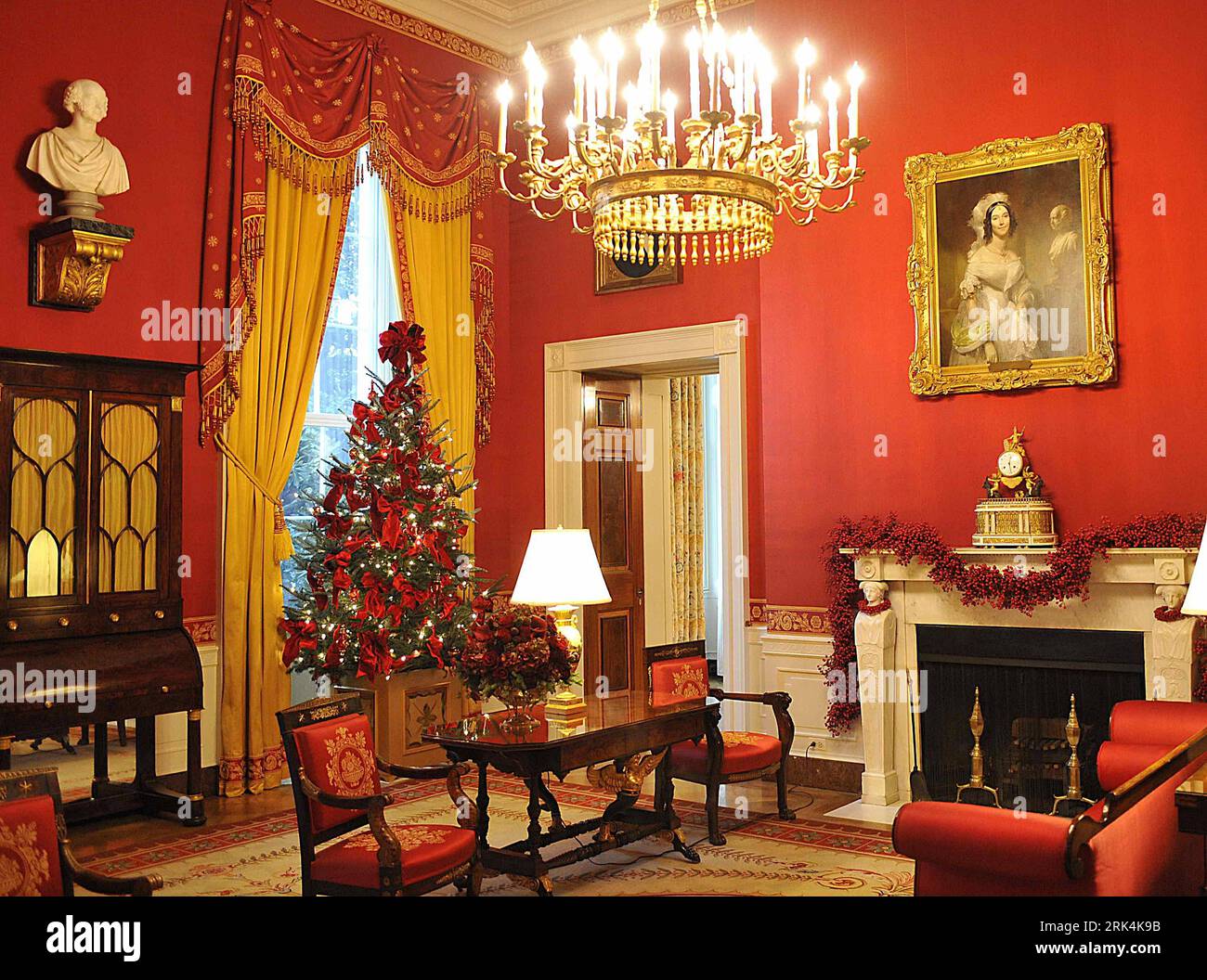 Bildnummer: 53640076  Datum: 02.12.2009  Copyright: imago/Xinhua (091202) -- WASHINGTON, Dec. 2, 2009 (Xinhua) -- The Red Room of the White House is decorated with cranberry garland, cranberry wreaths and the Fraser Fir Christmas tree in the White House in Washington Dec. 2, 2009. White House offered a preview of holiday decorations to the press on Wednesday. (Xinhua/Zhang Yan) (4)US-WHITE HOUSE-HOLIDAY DECORATIONS PUBLICATIONxNOTxINxCHN Weihnachten Weißes Haus kbdig xsp 2009 quer premiumd o0 Deko, Weihnachtsdeko o00 Gebäude innen Innenansicht    Bildnummer 53640076 Date 02 12 2009 Copyright I Stock Photo