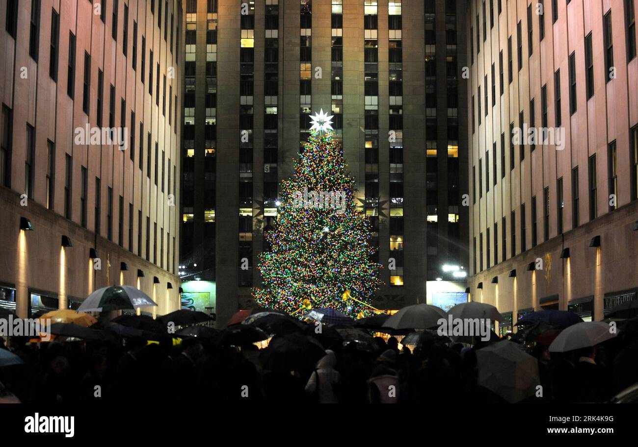 Bildnummer: 53640078  Datum: 02.12.2009  Copyright: imago/Xinhua (091203) -- NEW YORK, Dec. 3, 2009 (Xinhua) -- look at the shining Christmas tree at the Rockefeller Center in New York, the United States, Dec. 2, 2009. The 76-feet-tall Christmas tree was illuminated Wednesday, which was decorated with 30,000 colorful lights. (Xinhua) (hdt) (4)U.S.-NEW YORK-CHRISTMAS TREE-ILLUMINATION PUBLICATIONxNOTxINxCHN Weihnachtsbaum Beleuchtung Start anschalten premiumd kbdig xsp 2009 quer  o0 Weihnachtsbaum, Deko, Weihnachtsdeko    Bildnummer 53640078 Date 02 12 2009 Copyright Imago XINHUA  New York DEC Stock Photo