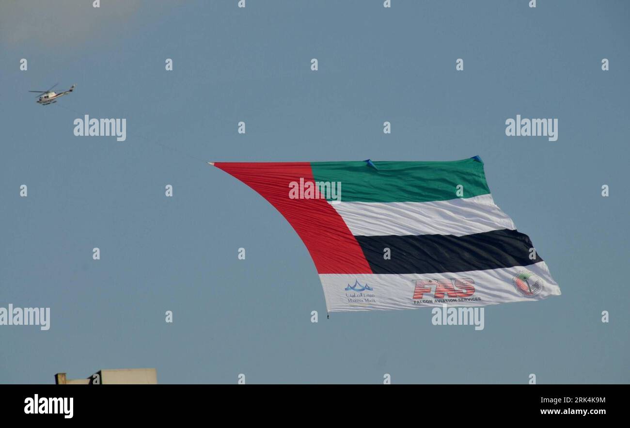 Bildnummer: 53640037  Datum: 02.12.2009  Copyright: imago/Xinhua (091202) -- ABU DHABI, Dec. 2, 2009 (Xinhua) -- Dragged by a helicopter, a huge national flag flaunts in the sky in Abu Dhabi, capital of the United Arab Emirates (UAE), Dec. 2, 2009. UAE celebrated its 38th National Day on Wednesday. (Xinhua/An Jiang) (zcq) (4)UAE-ABU DHABI-NATIONAL DAY PUBLICATIONxNOTxINxCHN Nationalfeiertag Vereinigte Arabische Emirate VAE premiumd kbdig xsp 2009 quer o0 Fahne, Nationalfahne    Bildnummer 53640037 Date 02 12 2009 Copyright Imago XINHUA  Abu Dhabi DEC 2 2009 XINHUA dragged by a Helicopter a Hug Stock Photo