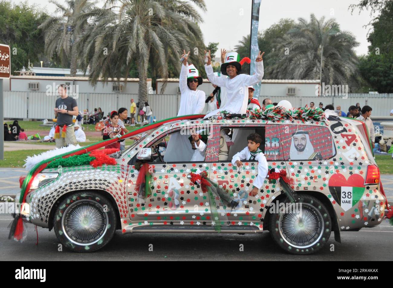 Bildnummer: 53640034 Datum: 02.12.2009 Copyright: imago/Xinhua (091202) --  ABU DHABI, Dec. 2, 2009 (Xinhua) -- cheer on a car dotted with national  flag decorations in Abu Dhabi, capital of the United Arab