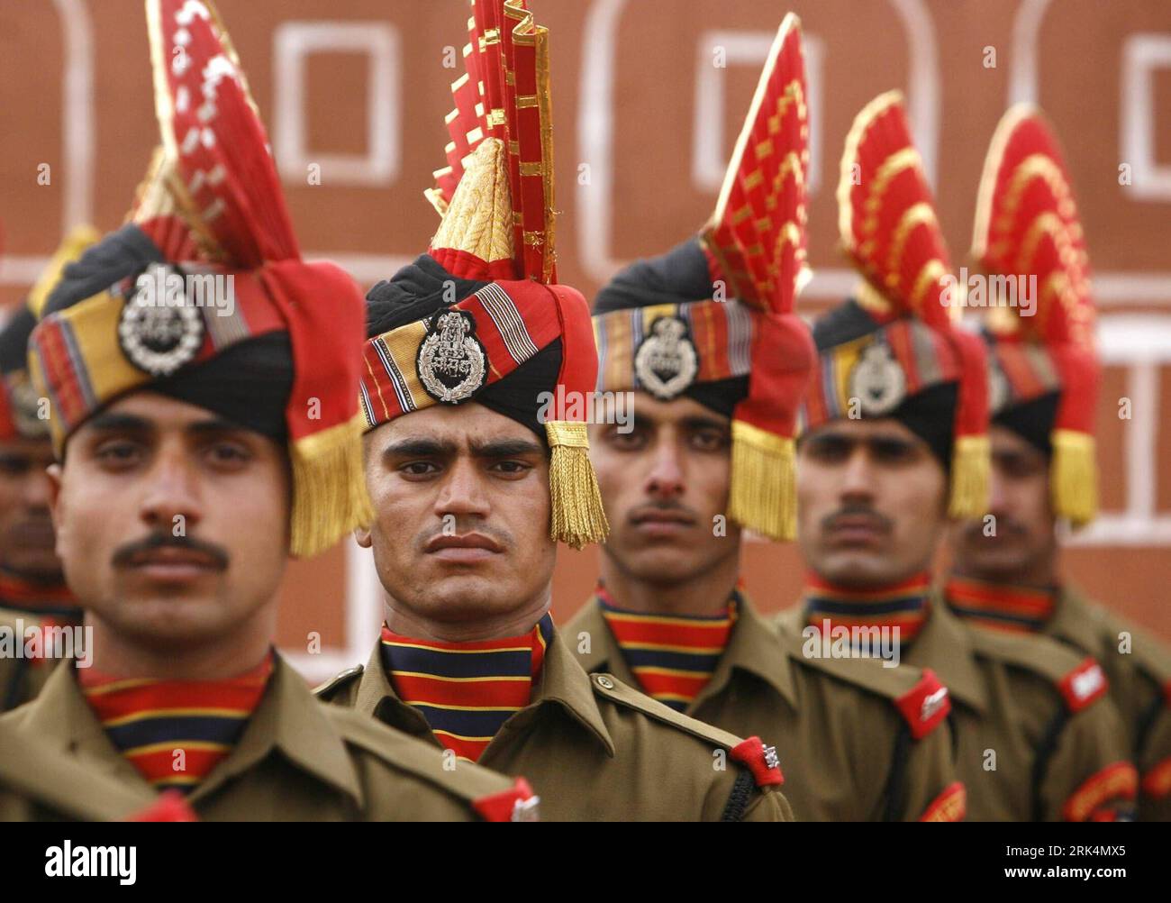 Bildnummer: 53648909  Datum: 06.12.2009  Copyright: imago/Xinhua Indian Border Security Force (BSF) soldiers take part in their passing out parade in Humhama, on the outskirts of Srinagar, the summer capital of India-controlled Kashmir, Dec. 6, 2009. A total of 665 recruits were formally inducted into the BSF, an Indian paramilitary force, after completing 36 weeks of rigorous training in physical fitness, weapon handling and counter insurgency, a BSF spokesman said. (Xinhua/Javed Dar)(zl) (1)INDIA-KASHMIR-BSF-PARADE PUBLICATIONxNOTxINxCHN Staat Militär kbdig xmk 2009 quer o00 Militärparade, S Stock Photo