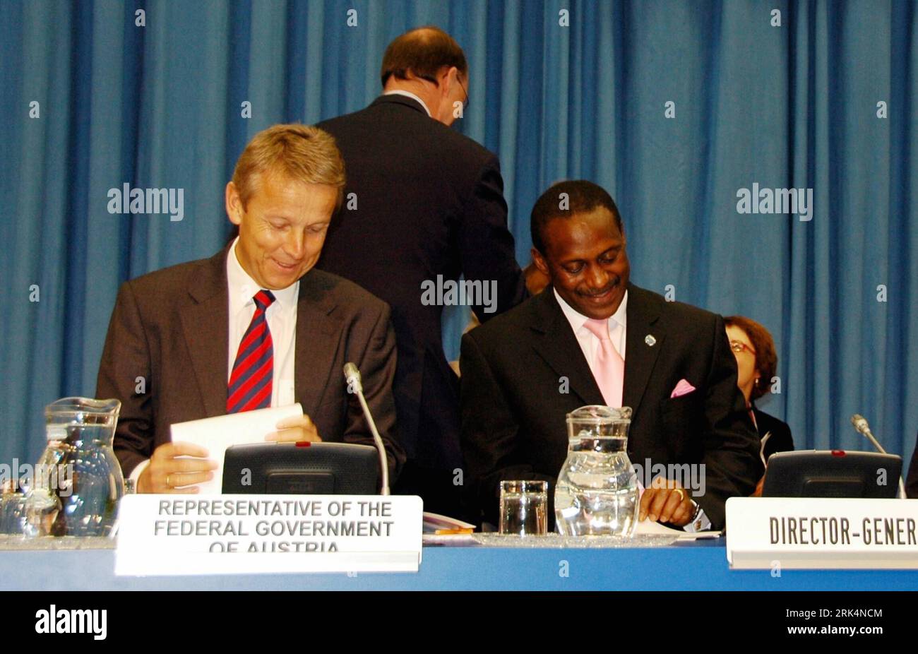 Bildnummer: 53650732  Datum: 07.12.2009  Copyright: imago/Xinhua (091207) -- VIENNA, Dec. 7, 2009 (Xinhua) -- Kandeh K. Yumkella (R), director-general of the UN Industrial Development Organization (UNIDO), attends the 13th session of UNIDO opened in Vienna, Austria, on Dec. 7, 2009. The topic of this year s meeting focuses on green industries and the opportunities they offer for developing countries under current economic circumstance. (Xinhua/Liu Gang) (zl) (1)AUSTRIA-VIENNA-UNIDO PUBLICATIONxNOTxINxCHN Wien People Politik UNIDO industrielle Entwicklung kbdig xub 2009 quer premiumd o0 Mann, k Stock Photo