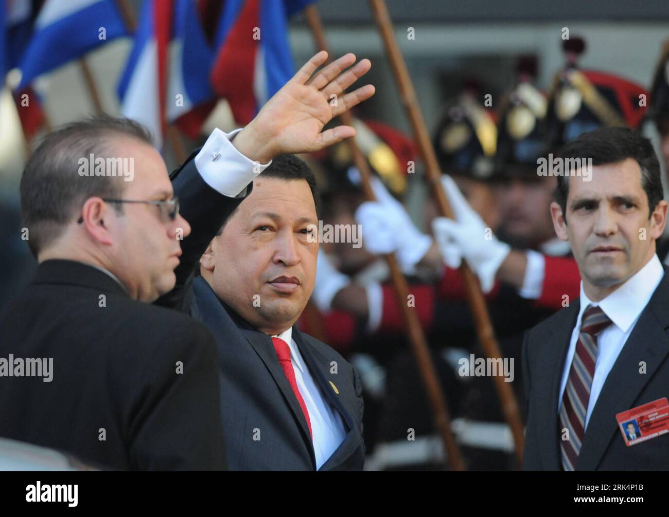Bildnummer: 53655145  Datum: 08.12.2009  Copyright: imago/Xinhua (091209) -- MONTEVIDEO, Dec. 9, 2009 (Xinhua) -- Venezuelan President Hugo Chavez (C) waves to the crowd in Montevideo, Uruguay, Dec. 8, 2009. The Common Market of the South (Mercosur) summit finished Tuesday with few results achieved on regional trade issues but with vows to push for a free trade agreement with the European Union (EU). (Xinhua/Nicolas Celaya) (yc) (6)URUGUAY-MERCOSUR-SUMMIT PUBLICATIONxNOTxINxCHN People Politik premiumd kbdig xng 2009 quer     Bildnummer 53655145 Date 08 12 2009 Copyright Imago XINHUA  Montevide Stock Photo