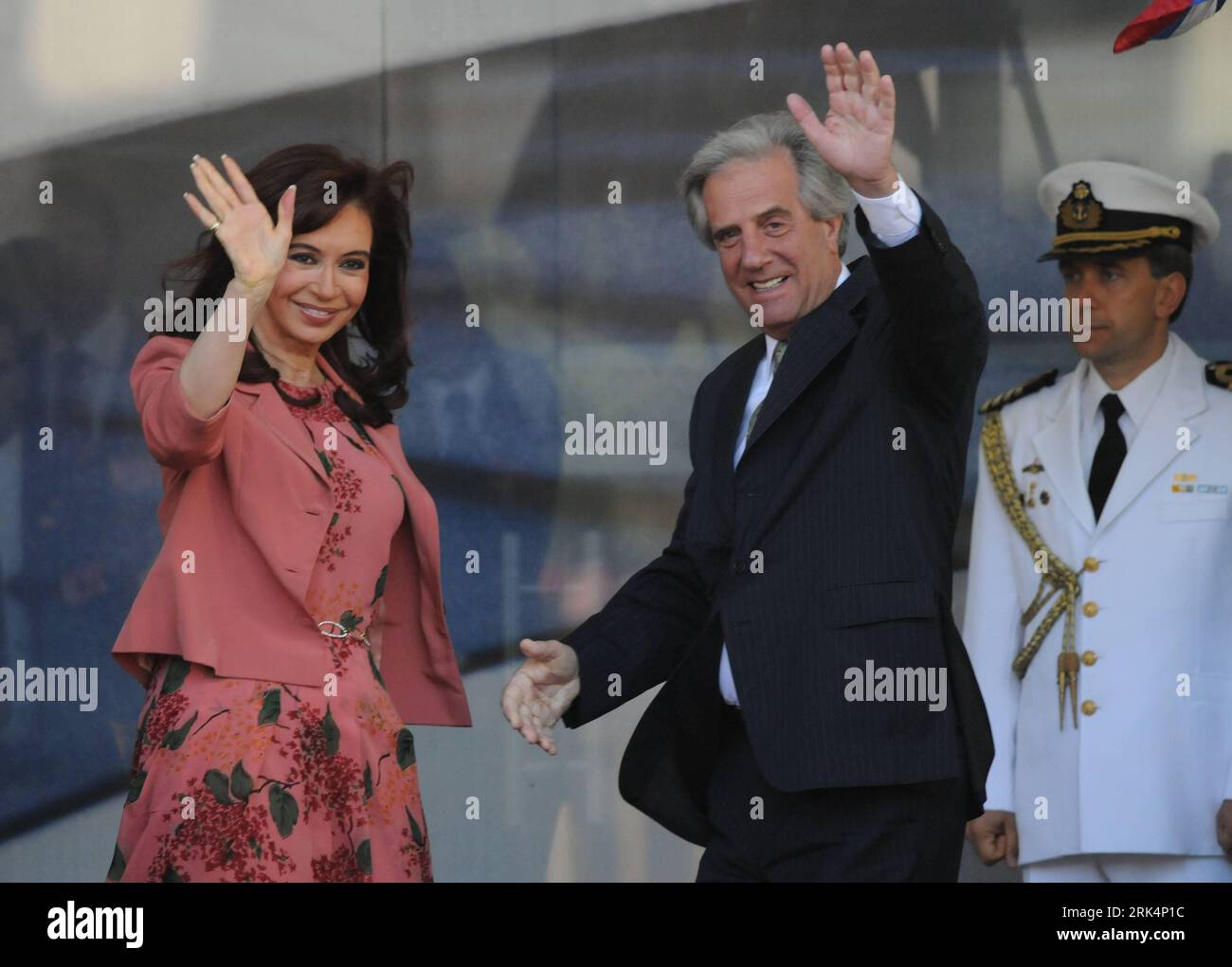 Bildnummer: 53655143  Datum: 08.12.2009  Copyright: imago/Xinhua (091209) -- MONTEVIDEO, Dec. 9, 2009 (Xinhua) -- Argentine President Cristina Fernandez de Kirchner (L) and Uruguayan President Tabare Vazquez wave to the crowd in Montevideo, Uruguay, Dec. 8, 2009. The Common Market of the South (Mercosur) summit finished Tuesday with few results achieved on regional trade issues but with vows to push for a free trade agreement with the European Union (EU). (Xinhua/Nicolas Celaya) (yc) (5)URUGUAY-MERCOSUR-SUMMIT PUBLICATIONxNOTxINxCHN People Politik premiumd kbdig xng 2009 quer     53655143 Date Stock Photo