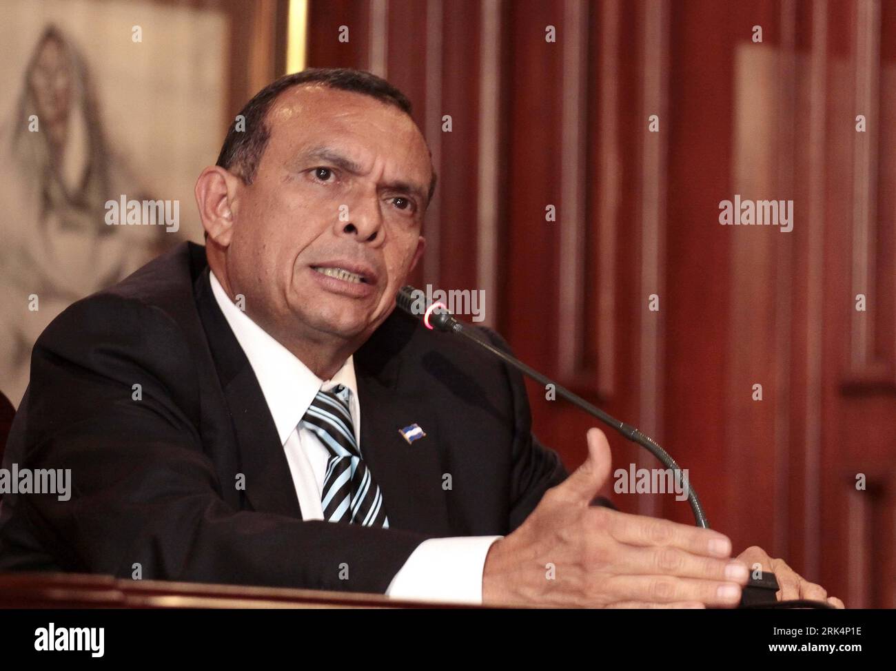 Bildnummer: 53655133  Datum: 08.12.2009  Copyright: imago/Xinhua (091209) -- SAN JOSE, Dec. 9, 2009 (Xinhua) -- Honduras president-elect Porfirio Lobo speaks during a joint press conference with Costa Rican President Oscar Arias and Panamanian President Ricardo Martinelli in San Jose, capital of Costa Rica, Dec. 8, 2009. Oscar Arias and Ricardo Martinelli said on Tuesday they would promote international recognition of Lobo s victory in last month s presidential election and help Honduras to resume normal state. (Xinhua/Esteban Datos) (msq) (2)COSTA RICA-PANAMA-HONDURAS-POLITICS PUBLICATIONxNOT Stock Photo