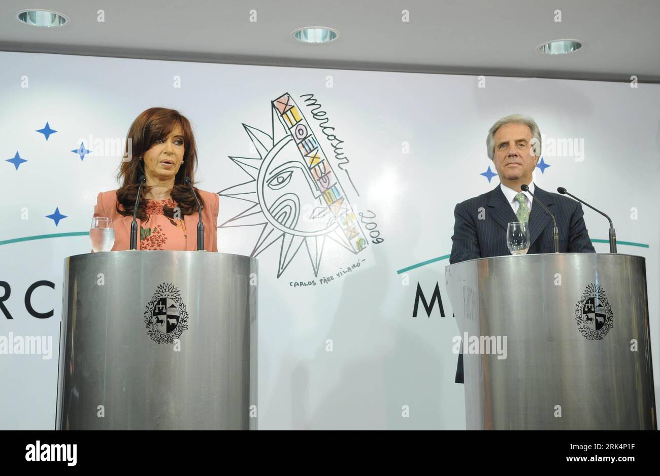 Bildnummer: 53655142  Datum: 08.12.2009  Copyright: imago/Xinhua (091209) -- MONTEVIDEO, Dec. 9, 2009 (Xinhua) -- Argentine President Cristina Fernandez de Kirchner (L) and her Uruguayan counterpart Tabare Vazquez attend a press conference after the presidential meeting of the Mercosur Summit in Montevideo, Uruguay, Dec. 8, 2009. The Common Market of the South (Mercosur) summit finished Tuesday with few results achieved on regional trade issues but with vows to push for a free trade agreement with the European Union (EU). (Xinhua/Nicolas Celaya) (yc) (3)URUGUAY-MERCOSUR-SUMMIT PUBLICATIONxNOTx Stock Photo