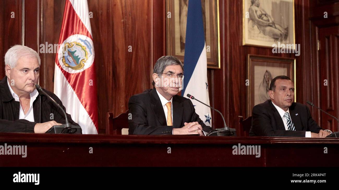Bildnummer: 53655147  Datum: 08.12.2009  Copyright: imago/Xinhua (091209) -- SAN JOSE, Dec. 9, 2009 (Xinhua) -- Honduras president-elect Porfirio Lobo (R), Costa Rican President Oscar Arias (C) and Panamanian President Ricardo Martinelli attend a joint press conference in San Jose, capital of Costa Rica, Dec. 8, 2009. Oscar Arias and Ricardo Martinelli said on Tuesday they would promote international recognition of Lobo s victory in last month s presidential election and help Honduras to resume normal state. (Xinhua/Esteban Datos) (msq) (1)COSTA RICA-PANAMA-HONDURAS-POLITICS PUBLICATIONxNOTxIN Stock Photo
