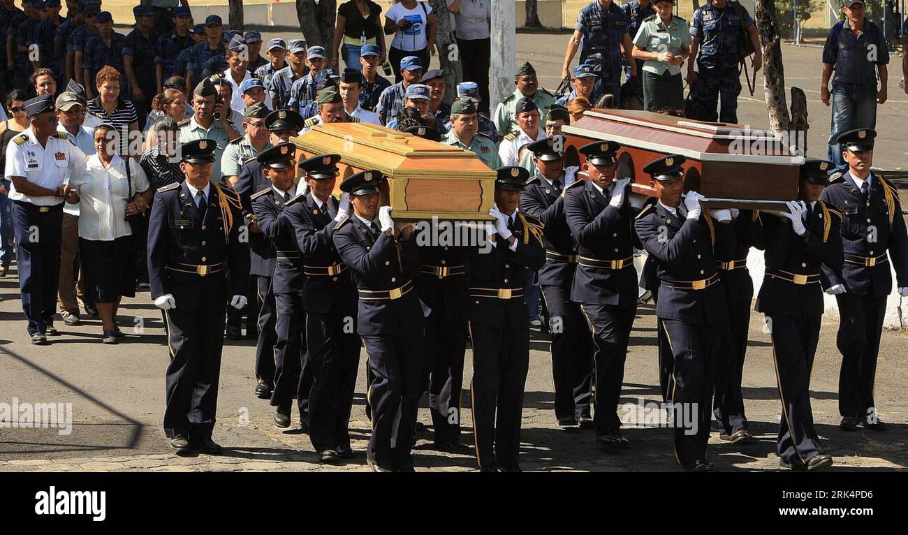 Bildnummer: 53657934  Datum: 09.12.2009  Copyright: imago/Xinhua (091210) -- MANAGUA, Dec. 10, 2009 (Xinhua) -- Nicaraguan police hold a grand funeral for two policemen who were killed in a gunfire with suspected drug dealers, in Puerto Cabezas, Nicaragua, Dec. 9, 2009. Nicaraguan anti-drug police had a shootout with suspected drug traffickers traveling on the northern Caribbean coast of Nicaragua on Dec. 8, during which two policemen died and five others were injured. (Xinhua/Cesar Perez) (lyx) (1)NICARAGUA-DRUGS-POLICE-FUNERAL PUBLICATIONxNOTxINxCHN kbdig xkg 2009 quer o0 Polizei, Polizisten Stock Photo