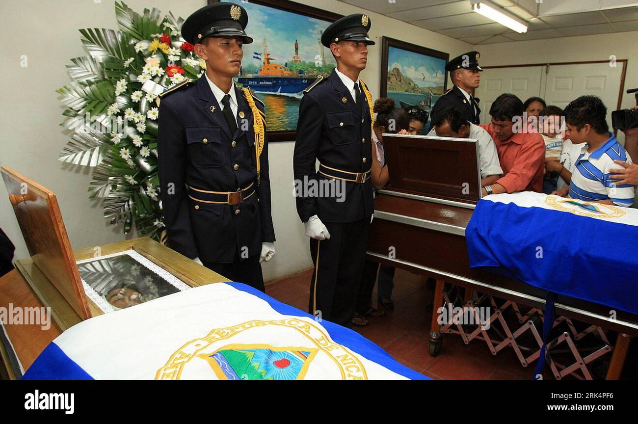 Bildnummer: 53657936  Datum: 09.12.2009  Copyright: imago/Xinhua (091210) -- MANAGUA, Dec. 10, 2009 (Xinhua) -- Nicaraguan police hold a grand funeral for two policemen who were killed during a gunfire with suspected drug dealers, in Puerto Cabezas, Nicaragua, Dec. 9, 2009. Nicaraguan anti-drug police had a shootout with suspected drug traffickers traveling on the northern Caribbean coast of Nicaragua on Dec. 8, during which two policemen died and five others were injured. (Xinhua/Cesar Perez) (lyx) (3)NICARAGUA-DRUGS-POLICE-FUNERAL PUBLICATIONxNOTxINxCHN kbdig xkg 2009 quer  o0 Polizei, Poliz Stock Photo