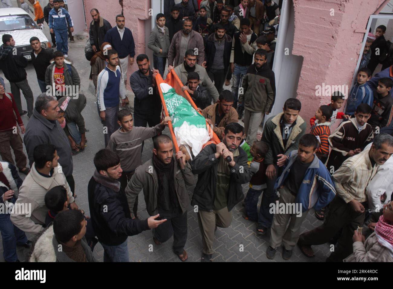 Bildnummer: 53661609  Datum: 12.12.2009  Copyright: imago/Xinhua (091212) -- GAZA, Dec. 12, 2009 (Xinhua)-- Palestinians carry the body of Sami Abu Khussa during his funeral at Bureij refugee camp in the central Gaza Strip on Dec. 12, 2009. The Palestinian farmer was killed on Saturday when he was caught in crossfire of a shootout between militants and Israeli soldiers in the Hamas-run Gaza Strip, officials said. (Xinhua/Khaled Omar) (ypf) PALESTINE-GAZA-CONFLICT-FUNERAL PUBLICATIONxNOTxINxCHN Palästina Beerdigung kbdig xng 2009 quer o0 Personen Trauer Leiche Trage    Bildnummer 53661609 Date Stock Photo