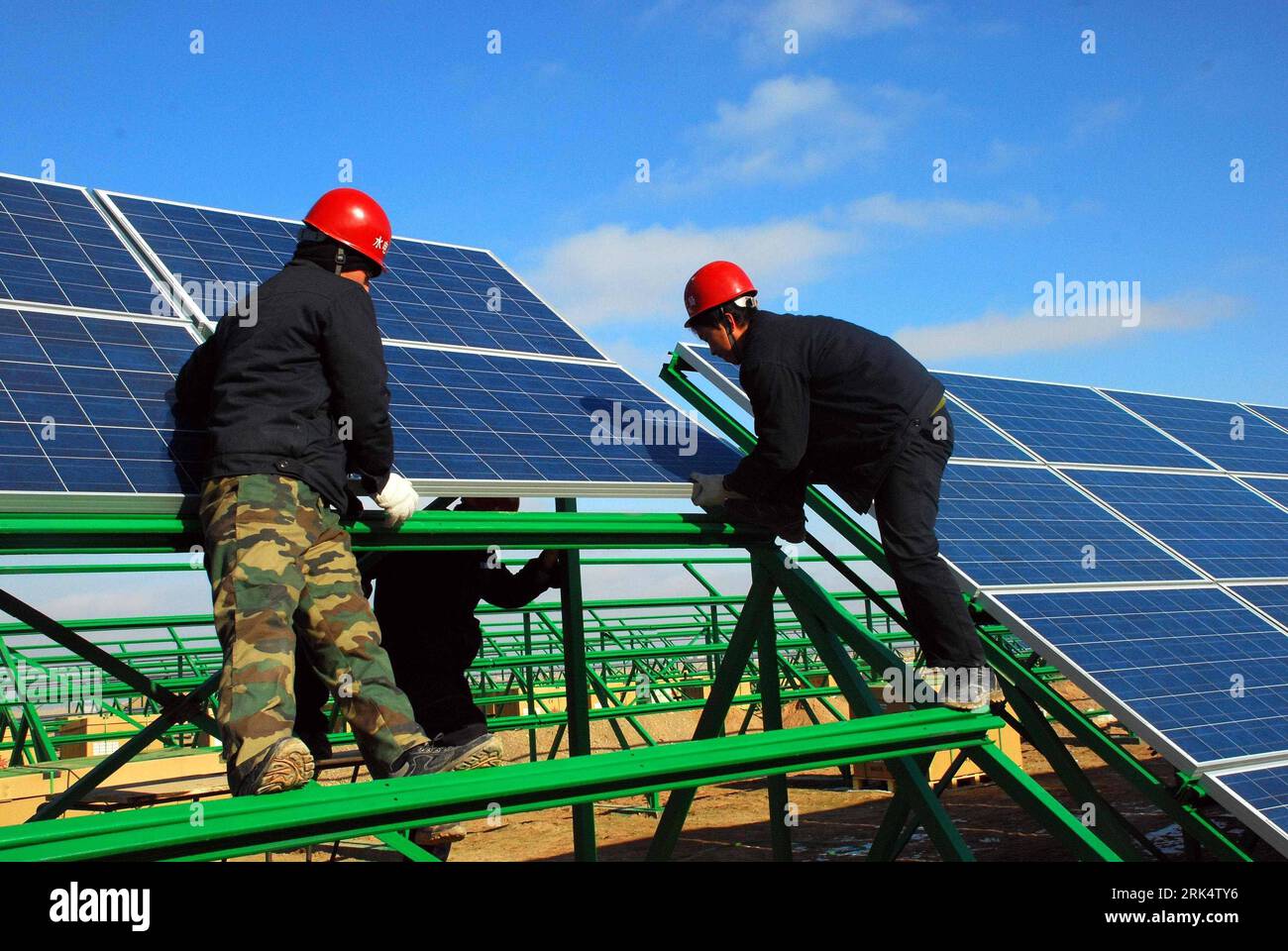 Bildnummer: 53667604  Datum: 15.12.2009  Copyright: imago/Xinhua (091215) -- DUNHUANG(GANSU), Dec. 15, 2009 () -- Chinese technicians work at a construction site of a model project of a photovoltaic power generation in the city of Dunhuang, northwest China s Gansu Province Dec. 15, 2009. The power station is one of the two stations, with each output capacity of 10 mega watts, to be built up completely by the end of year 2010. (/ZhangxWeixian) (wyx) (2)CHINA-GANSU-PHOTOVOLTAIC POWER GENERATION (CN) PUBLICATIONxNOTxINxCHN Photovoltaik 2009 quer o0 Solar Solarkraftwerk Solarkraft Objekte Personen Stock Photo