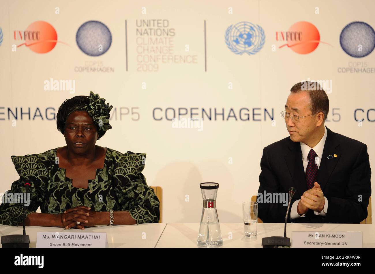 Bildnummer: 53667584  Datum: 15.12.2009  Copyright: imago/Xinhua (091215) -- COPENHAGEN, Dec. 15, 2009 () -- Wangari Muta Maathai (L) and UN Secrerary-General Ban Ki-moon attend a news conference in Copenhagen, Denmark, Dec. 15, 2009. UN Secretary General Ban Ki-moon announced on Monday the appointment of Nobel Peace Prize Laureate Wangari Muta Maathai as UN Messenger of Peace on climate change issues. (/ZengxYi) (2)DENMARK-COPENHAGEN-UN-BAN KI-MOON-WANGARI MAATHAI-PEACE MESSENGER PUBLICATIONxNOTxINxCHN People Politik Klimagipfel Weltklimagipfel kbdig xsk 2009 quer    Bildnummer 53667584 Date Stock Photo