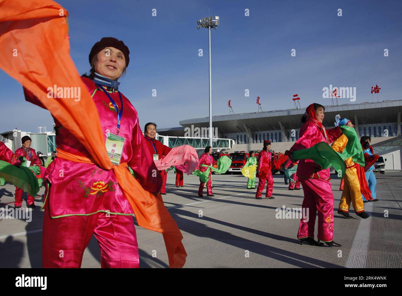 Bildnummer: 53675319  Datum: 16.12.2009  Copyright: imago/Xinhua (091217) -- ERENHOT, Dec. 17, 2009 (Xinhua) -- Folk artists perform in front of a new airport, a 257 million yuan (37.79 million USD) project 32 kilometers away from the China-Mongolia border, in Erenhot, north China s Inner Mongolia Automonous Region, Dec. 16, 2009. The navigation system and runway of the new airport in Erenhot were successfully tested Wednesday, and authorities announced the airport is to open next month. (Xinhua/Li Yunping) (yy) (1)CHINA-INNER MONGOLIA-ERENHOT-AIRPORT-TEST (CN) PUBLICATIONxNOTxINxCHN China Tra Stock Photo