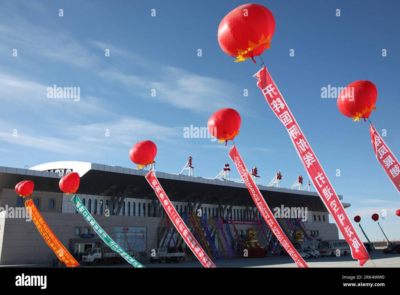 Bildnummer: 53675320  Datum: 16.12.2009  Copyright: imago/Xinhua (091217) -- ERENHOT, Dec. 17, 2009 (Xinhua) -- Balloons fly over a new airport, a 257 million yuan (37.79 million USD) project 32 kilometers away from the China-Mongolia border, in Erenhot, north China s Inner Mongolia Automonous Region, Dec. 16, 2009. The navigation system and runway of the new airport in Erenhot were successfully tested Wednesday, and authorities announced the airport is to open next month. (Xinhua/Li Yunping) (yy) (2)CHINA-INNER MONGOLIA-ERENHOT-AIRPORT-TEST (CN) PUBLICATIONxNOTxINxCHN China Transport Logistik Stock Photo