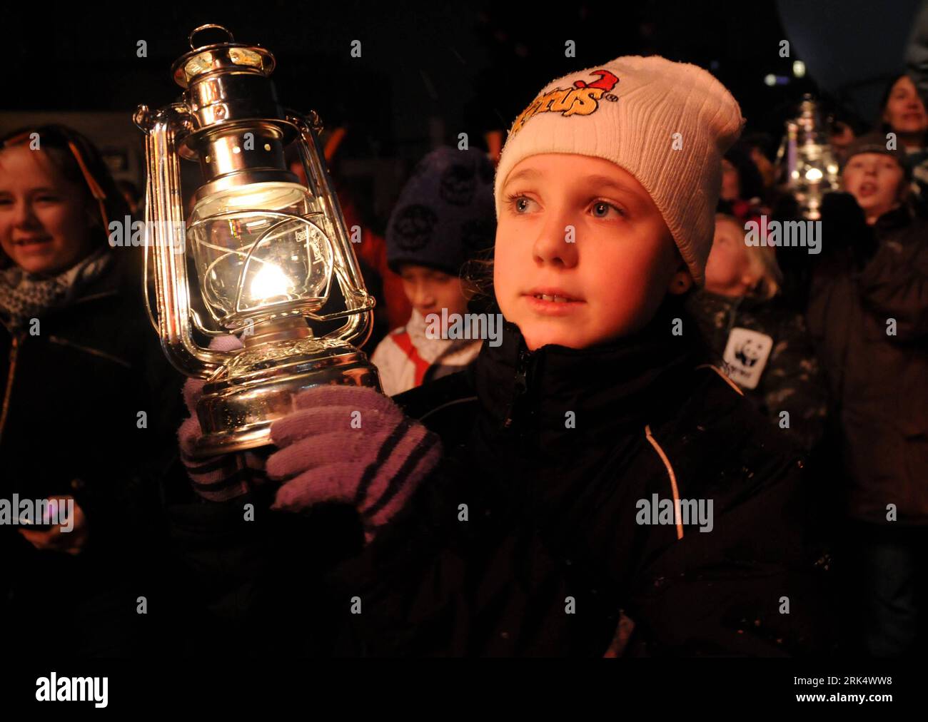 Bildnummer: 53675335  Datum: 16.12.2009  Copyright: imago/Xinhua (091217) -- COPENHAGEN, Dec. 17, 2009 (Xinhua) -- A girl holds a hurricane lamp during the Earth Hour Copenhagen in the capital city of Denmark, on Dec. 16, 2009. The Earth Hour Copenhagen event calls for households and businesses in the city to turn off their non-essential lights and other electrical appliances for one hour, aiming to raise awareness of the need to take action on climate change. (Xinhua/Xie Xiudong) (zl) (1)DENMARK-COPENHAGEN-EARTH HOUR PUBLICATIONxNOTxINxCHN Kopenhagen Kimaschutz Initiative eine 1 Stunde  Film Stock Photo