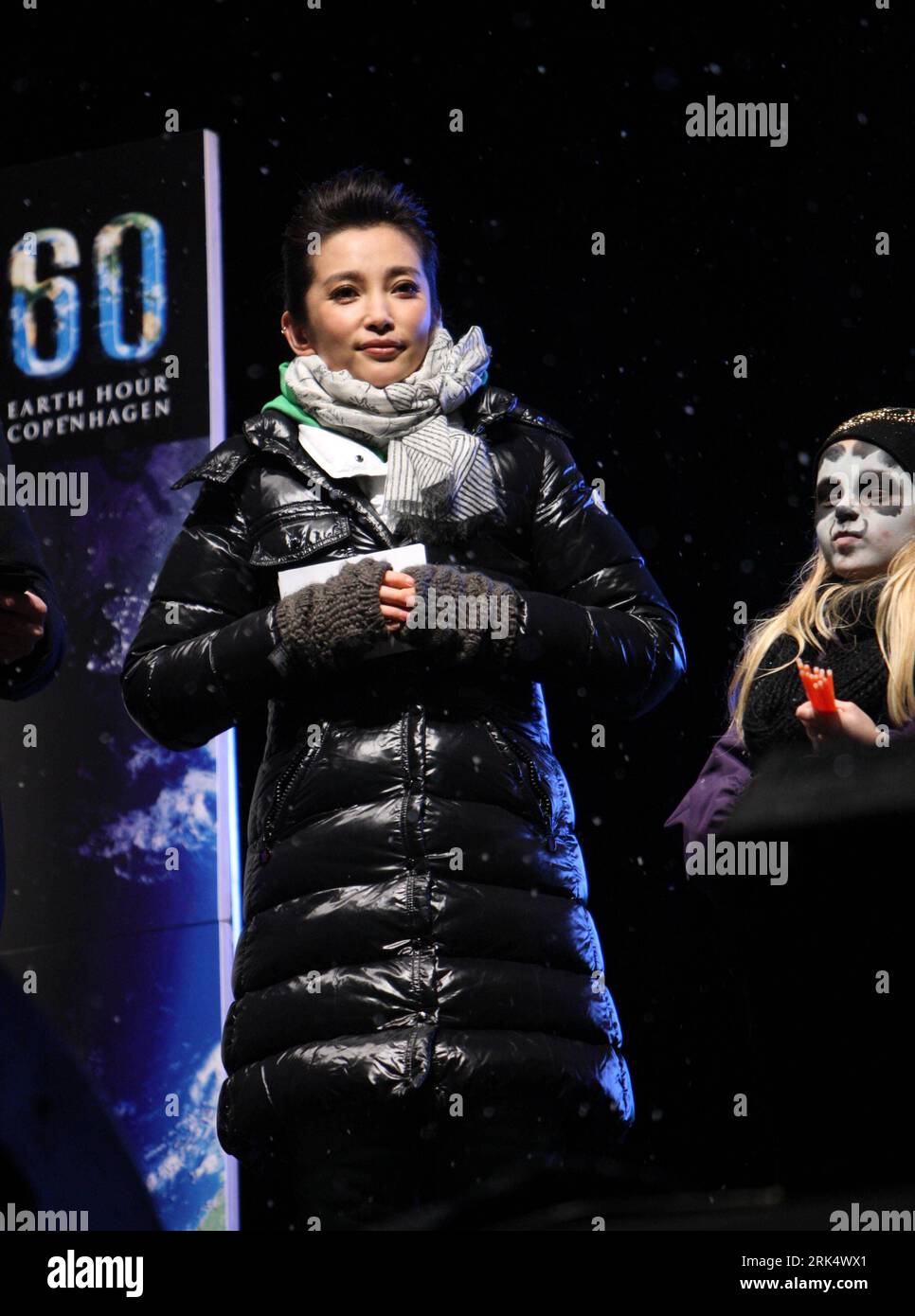 Bildnummer: 53675336  Datum: 16.12.2009  Copyright: imago/Xinhua (091217) -- COPENHAGEN, Dec. 17, 2009 (Xinhua) -- Chinese artist Li Bingbing attends the Earth Hour Copenhagen in the capital city of Denmark, on Dec. 16, 2009. The Earth Hour Copenhagen event calls for households and businesses in the city to turn off their non-essential lights and other electrical appliances for one hour, aiming to raise awareness of the need to take action on climate change. (Xinhua/Xie Xiudong) (zl) (4)DENMARK-COPENHAGEN-EARTH HOUR PUBLICATIONxNOTxINxCHN Kopenhagen Kimaschutz Initiative eine 1 Stunde People F Stock Photo